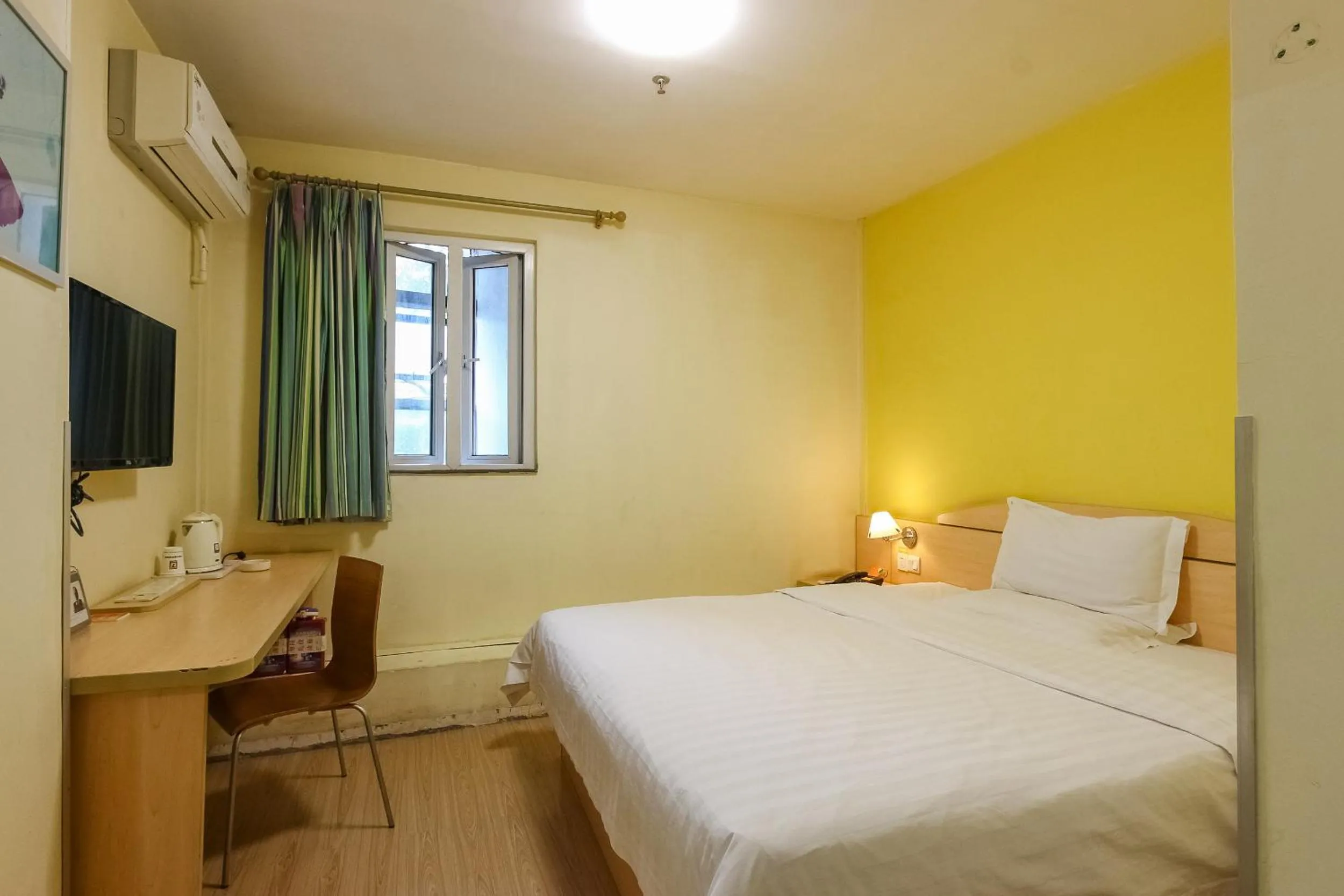 Photo of the whole room in 7 Days Inn Guangzhou Zhongshan 1st Overpass Branch