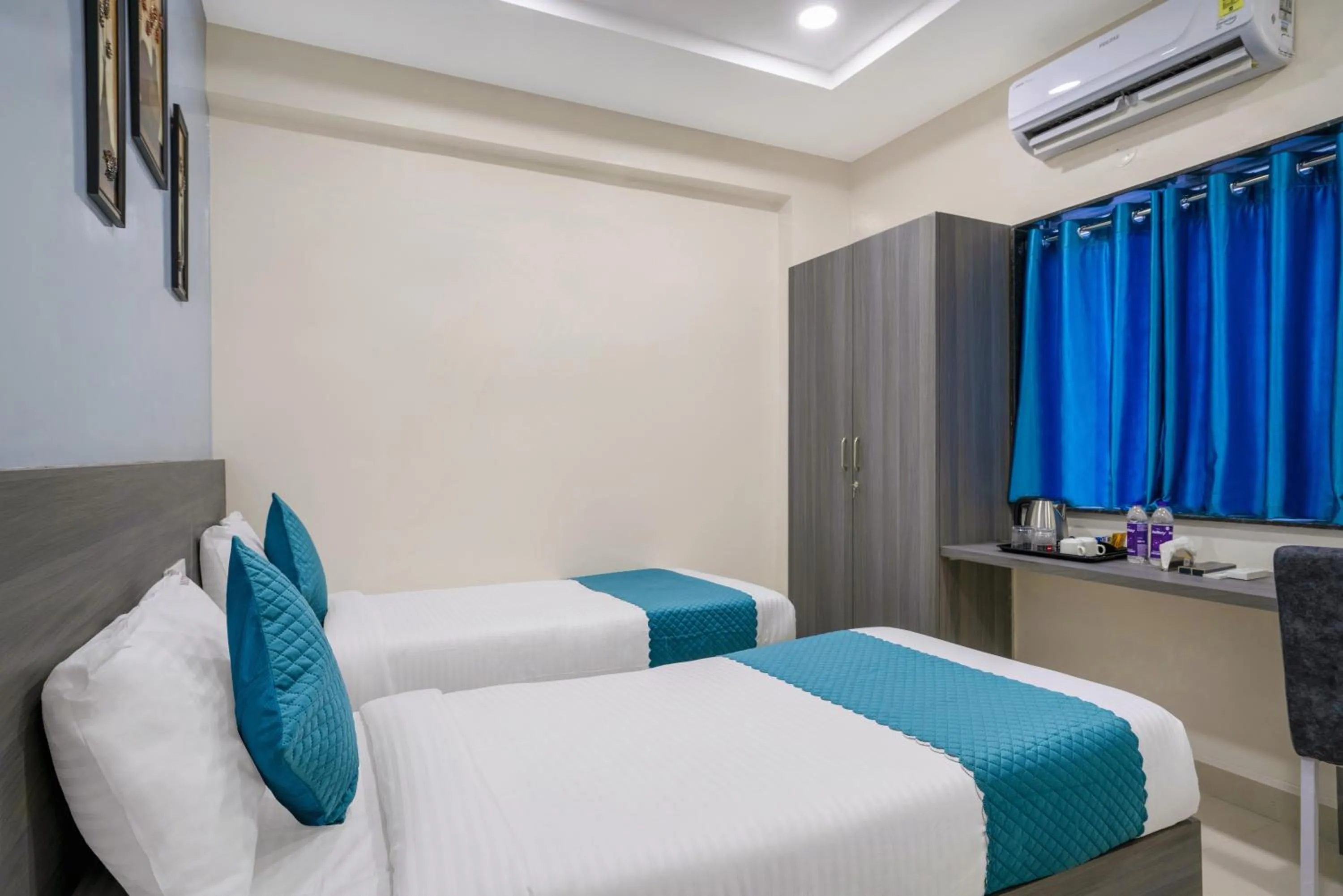 Bedroom, Bed in The Balcony Suites