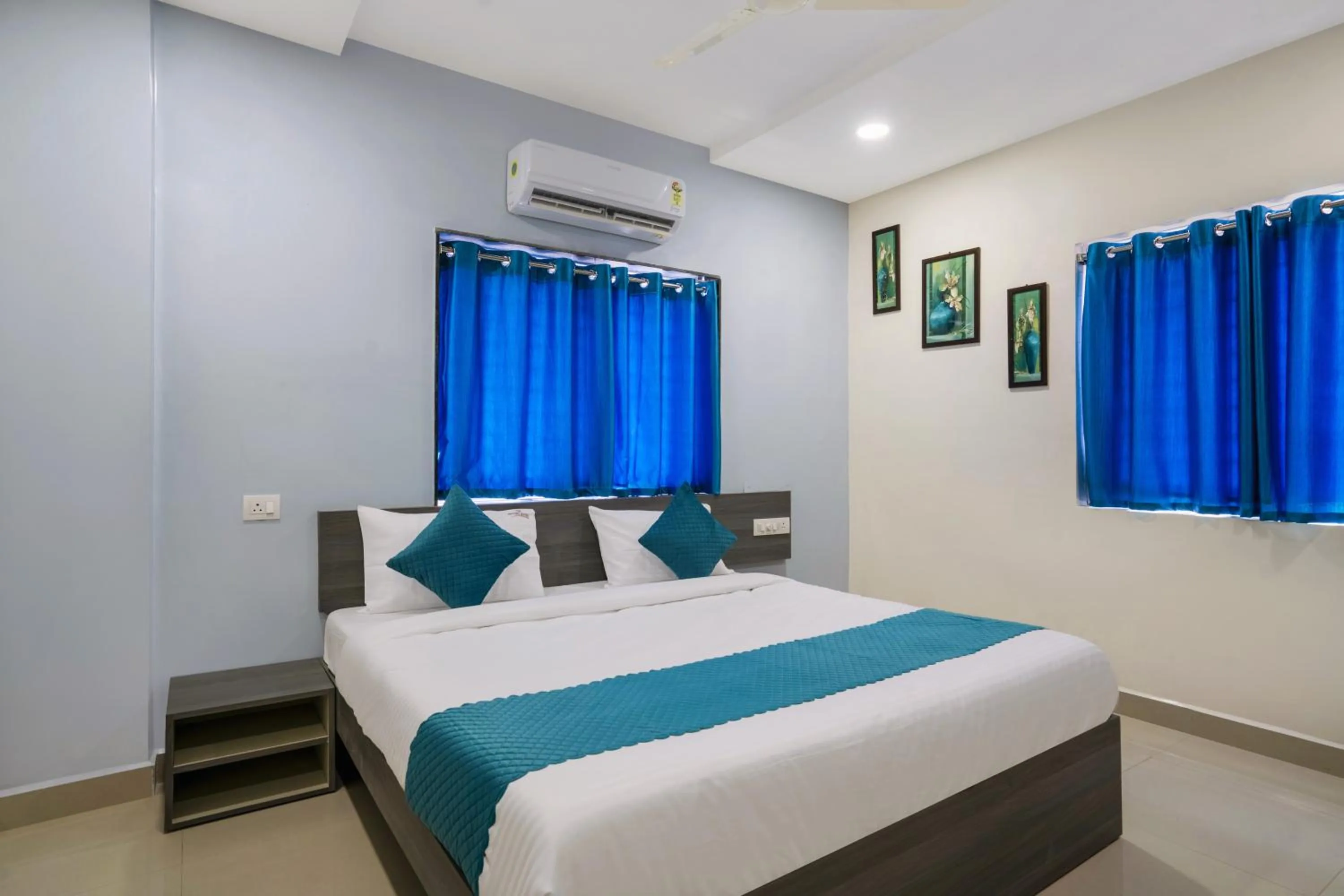 Bedroom, Bed in The Balcony Suites