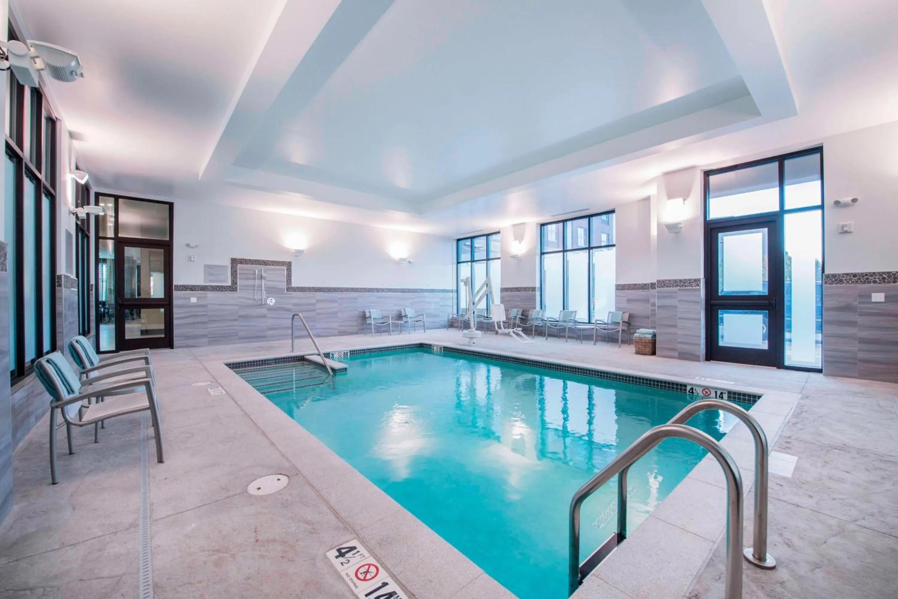 Swimming pool in TownePlace Suites by Marriott Boston Logan Airport/Chelsea