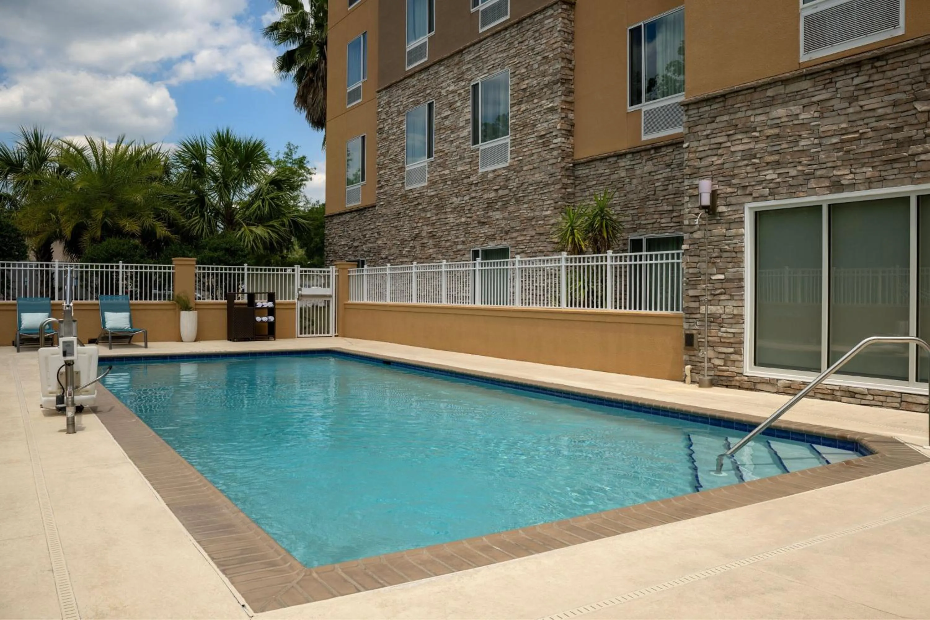 Swimming pool in TownePlace Suites by Marriott Gainesville Northwest