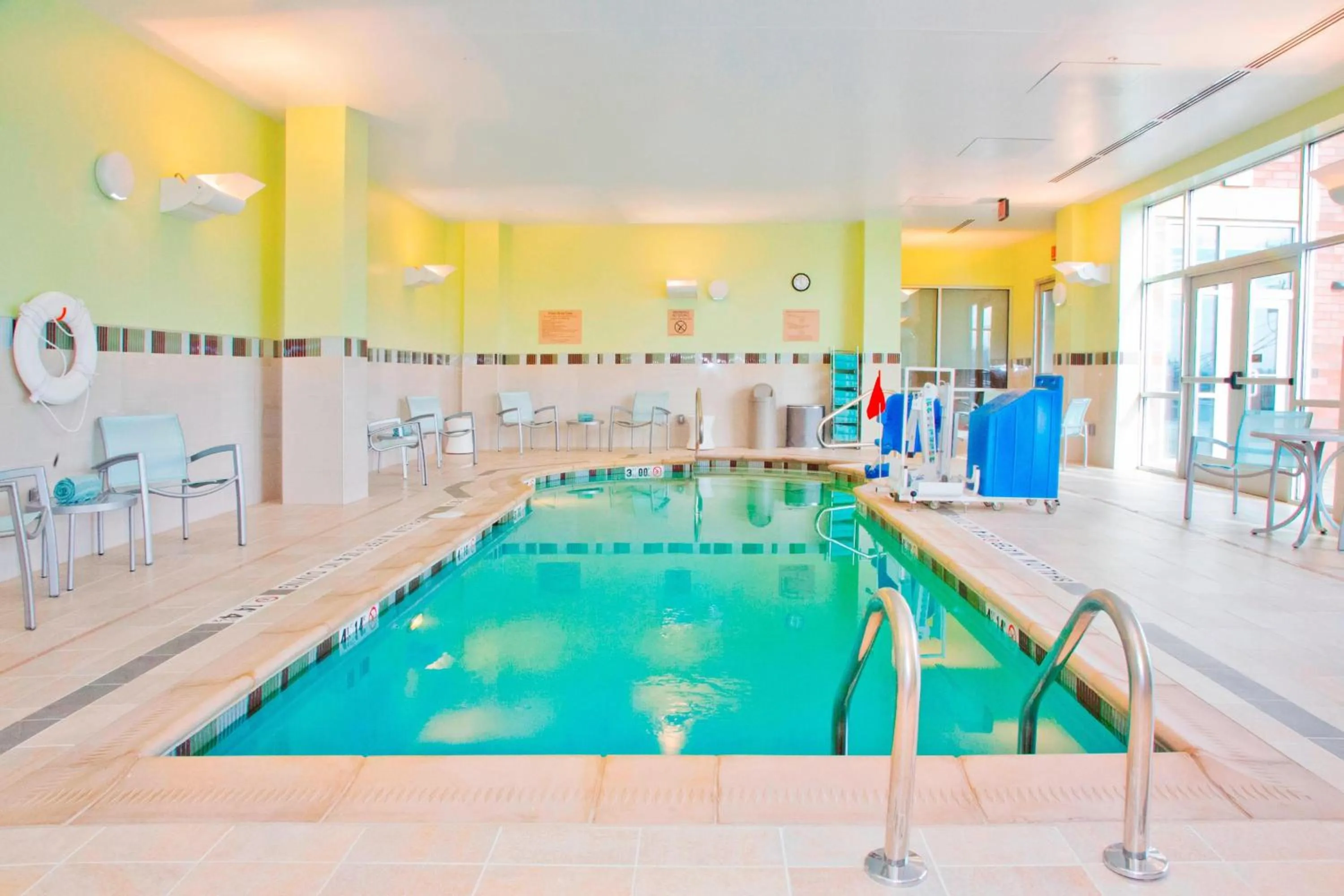 Swimming pool in SpringHill Suites by Marriott Pittsburgh Mt. Lebanon