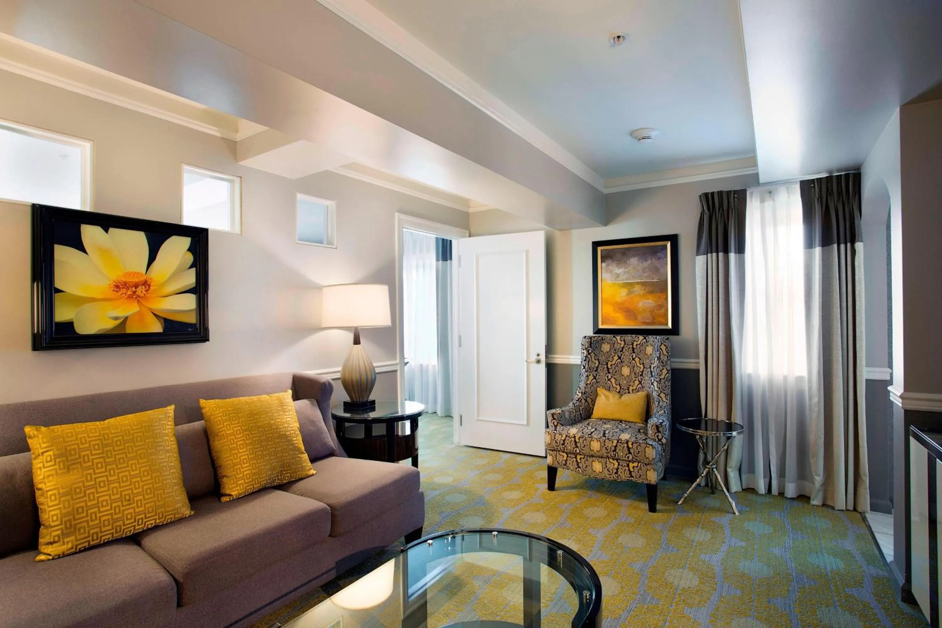 Living room in Ambassador Hotel Tulsa, Autograph Collection