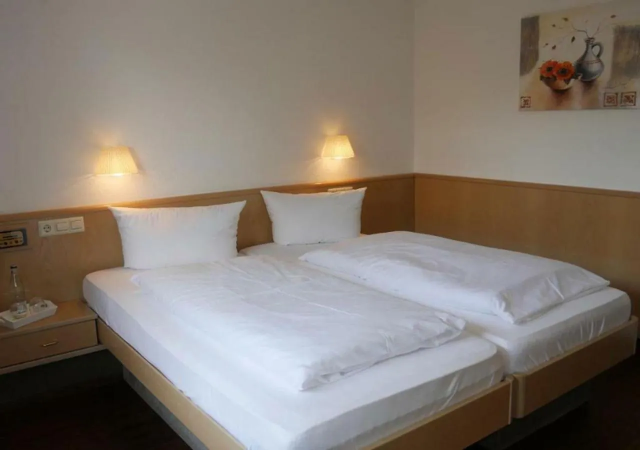 Photo of the whole room, Bed in Hotel Garni Alte Post