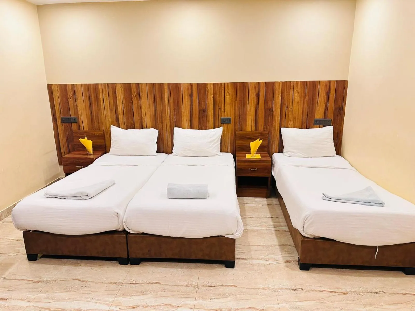 Bed in Hotel Windsor Plaza