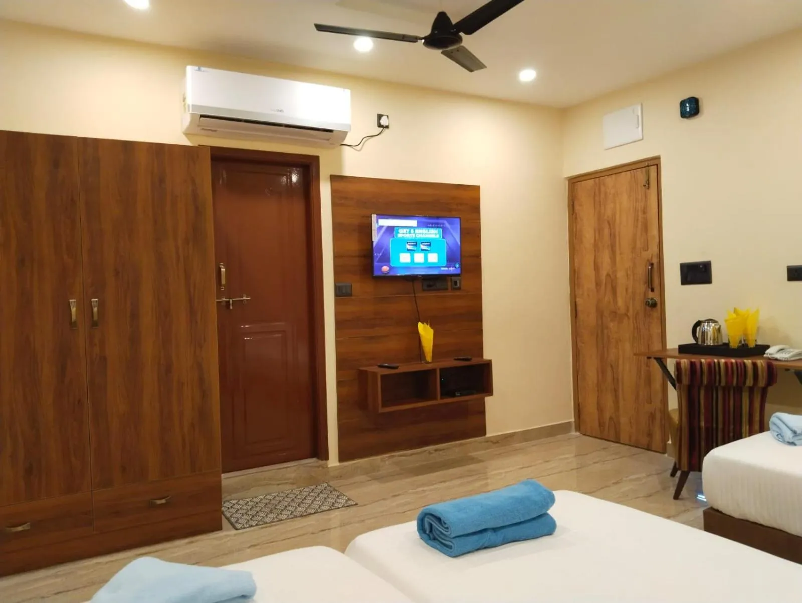 Photo of the whole room, Bed in Hotel Windsor Plaza