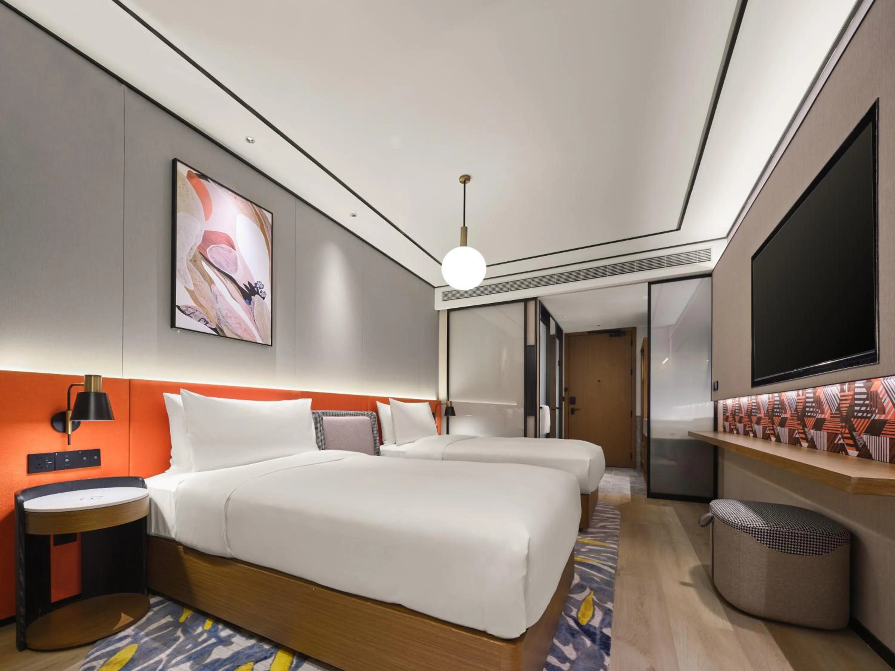 Photo of the whole room, Bed in Hilton Garden Inn Hangzhou West Lake