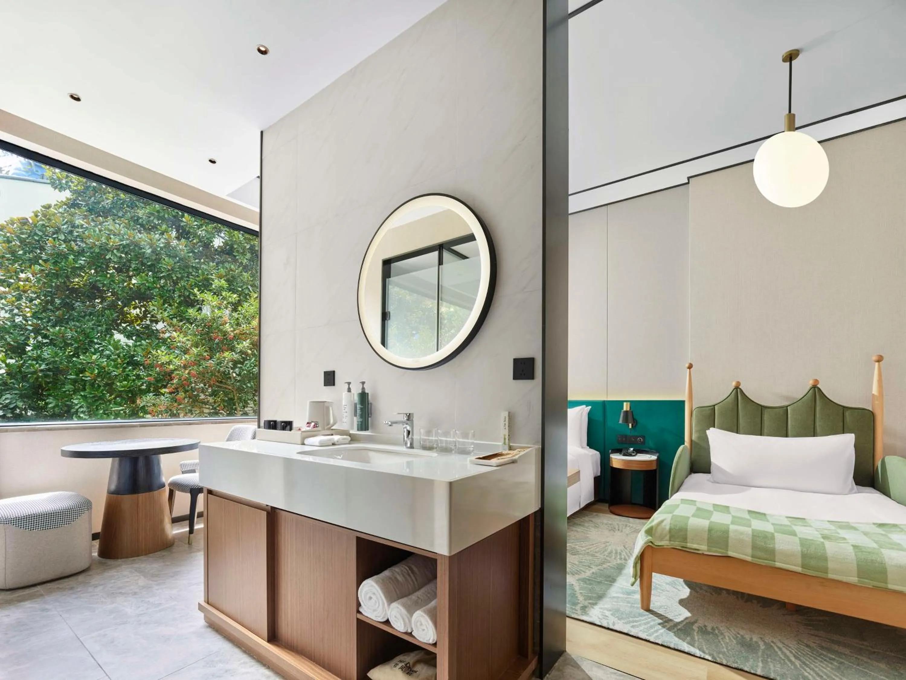 Photo of the whole room, Bed in Hilton Garden Inn Hangzhou West Lake