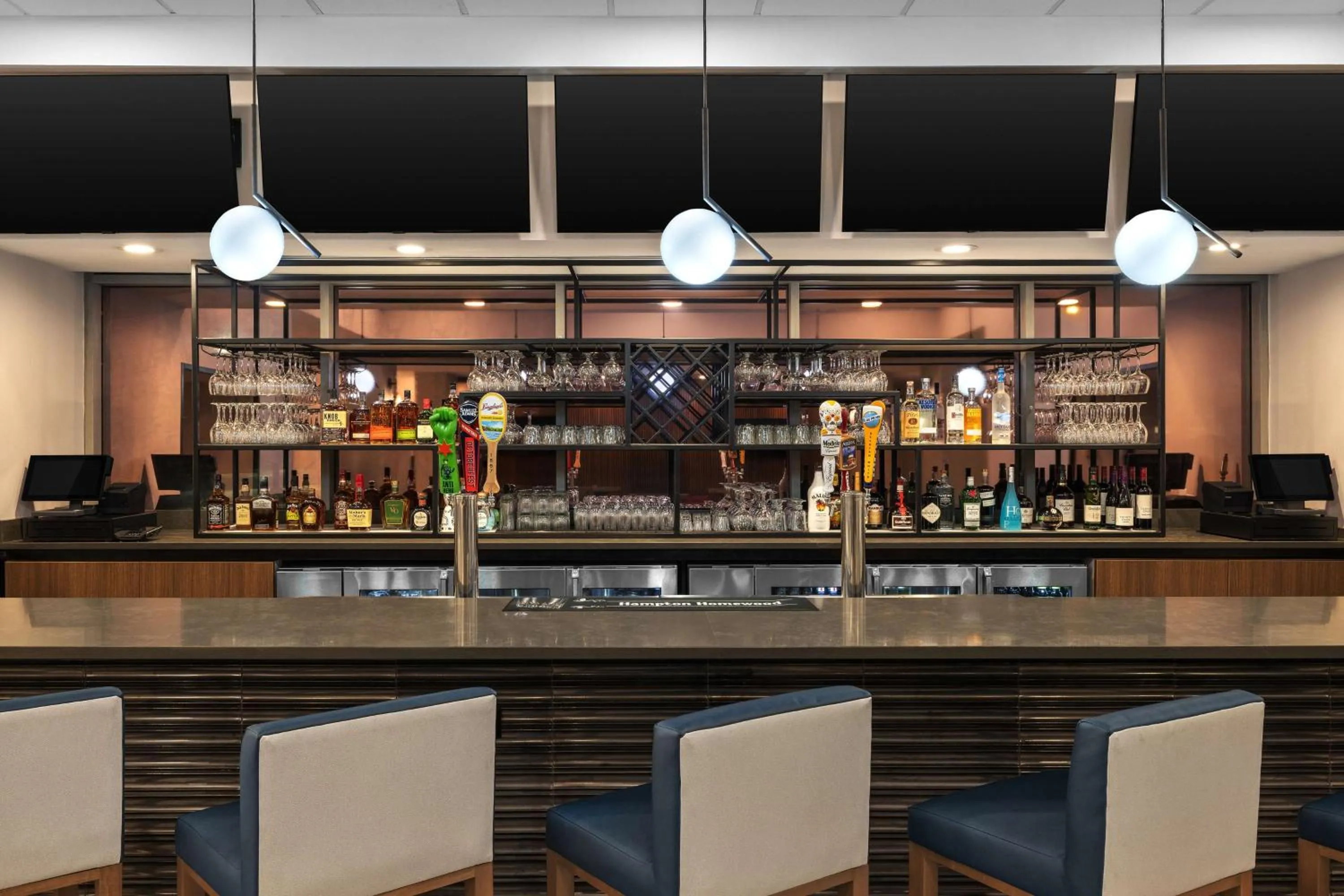 Lounge or bar in Homewood Suites By Hilton Downers Grove Chicago, Il