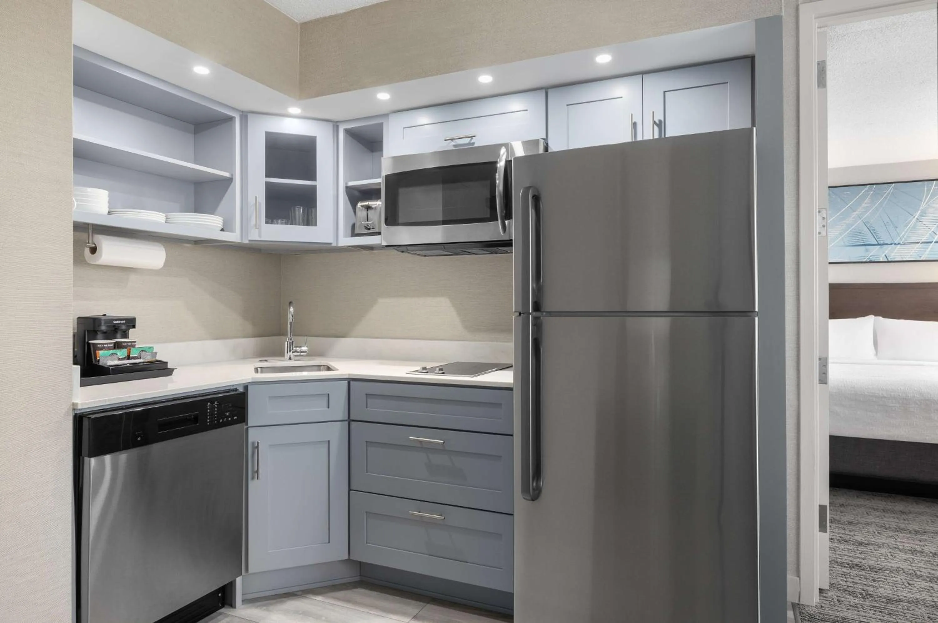 Kitchen or kitchenette, Bed in Homewood Suites By Hilton Downers Grove Chicago, Il