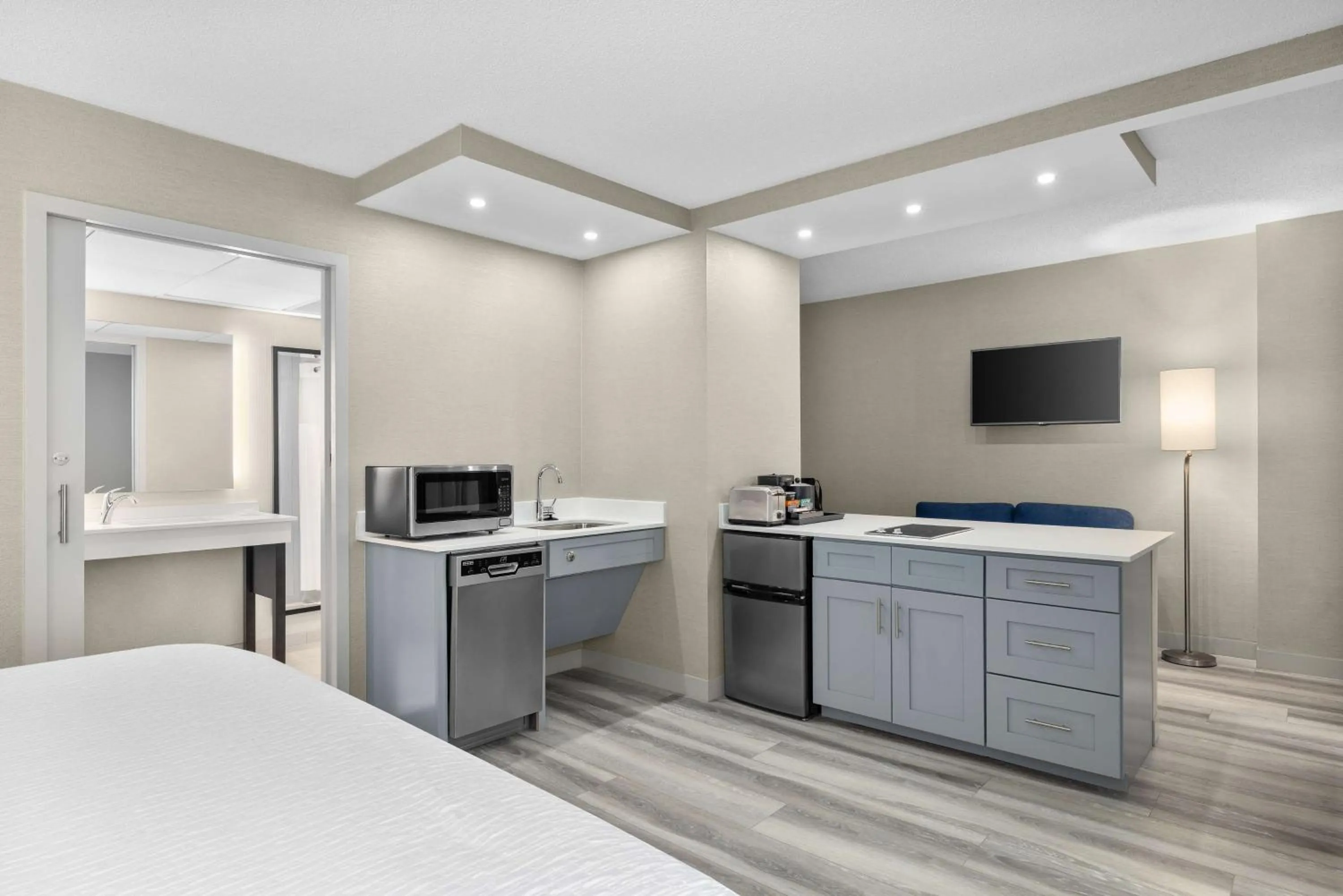 Photo of the whole room, Bed in Homewood Suites By Hilton Downers Grove Chicago, Il