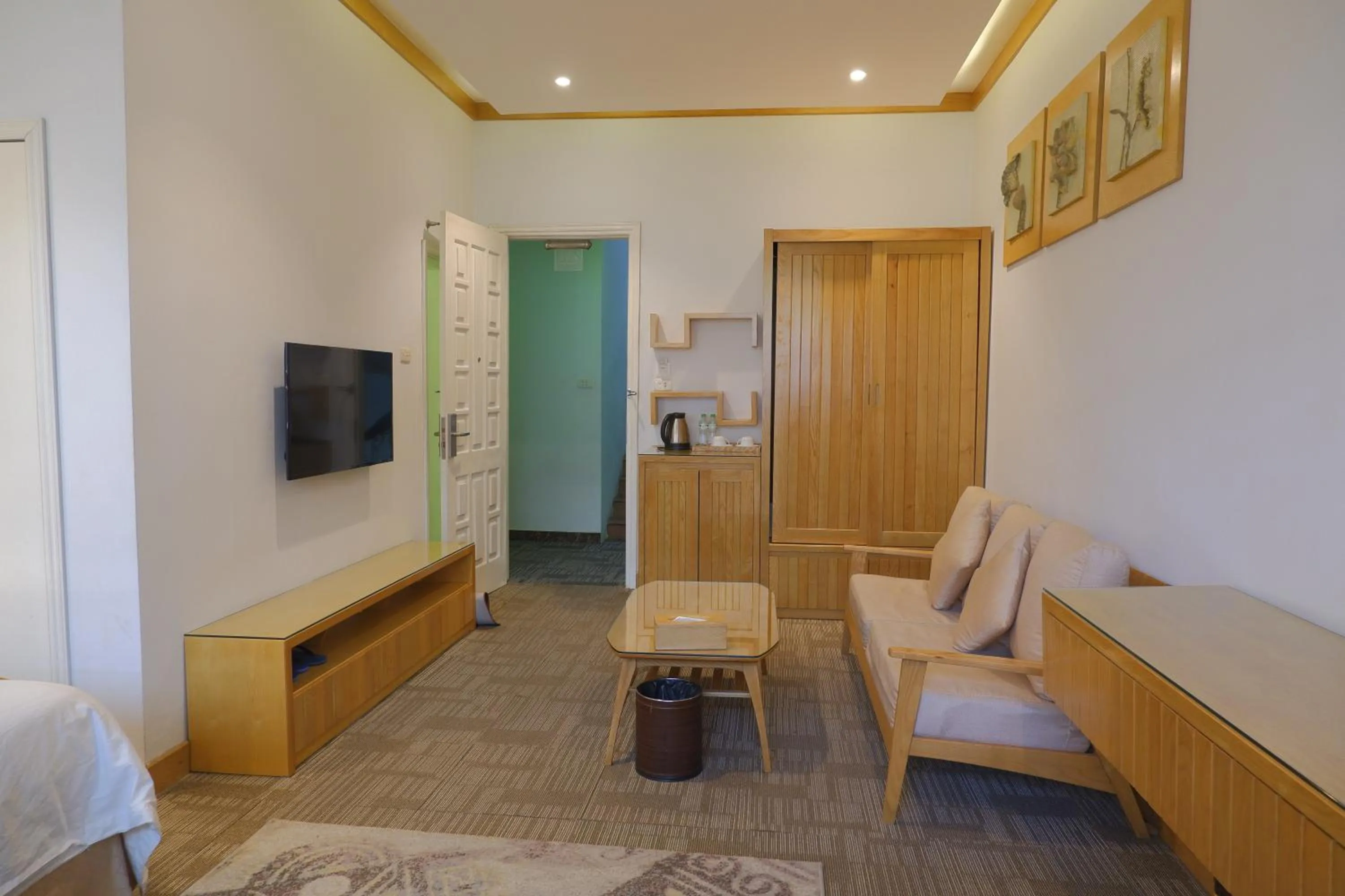 Communal lounge/ TV room in Tuong Vi Hotel