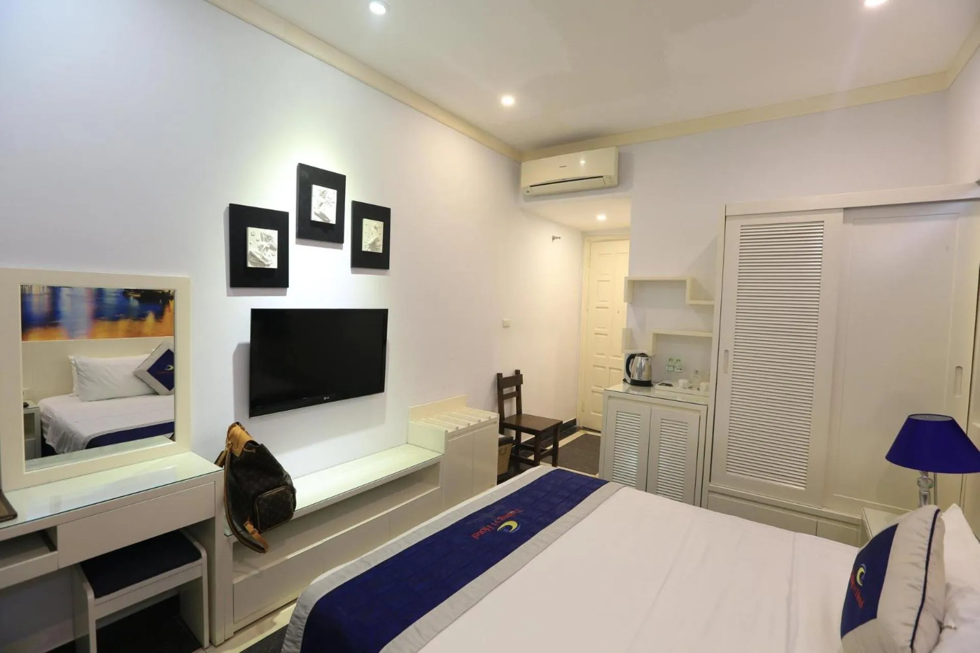 Photo of the whole room, Bed in Tuong Vi Hotel