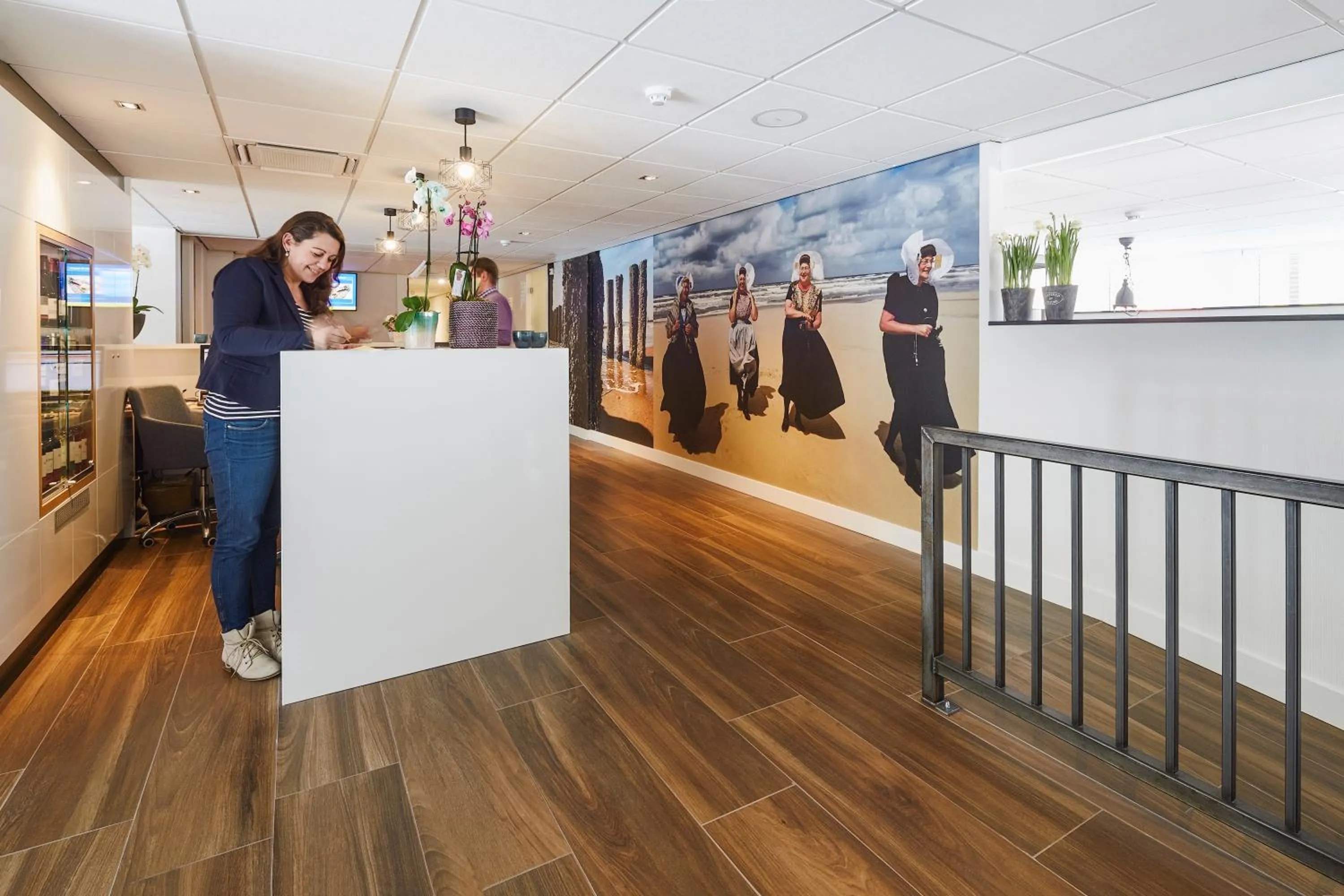 Staff in Beach Hotel I Kloeg Collection