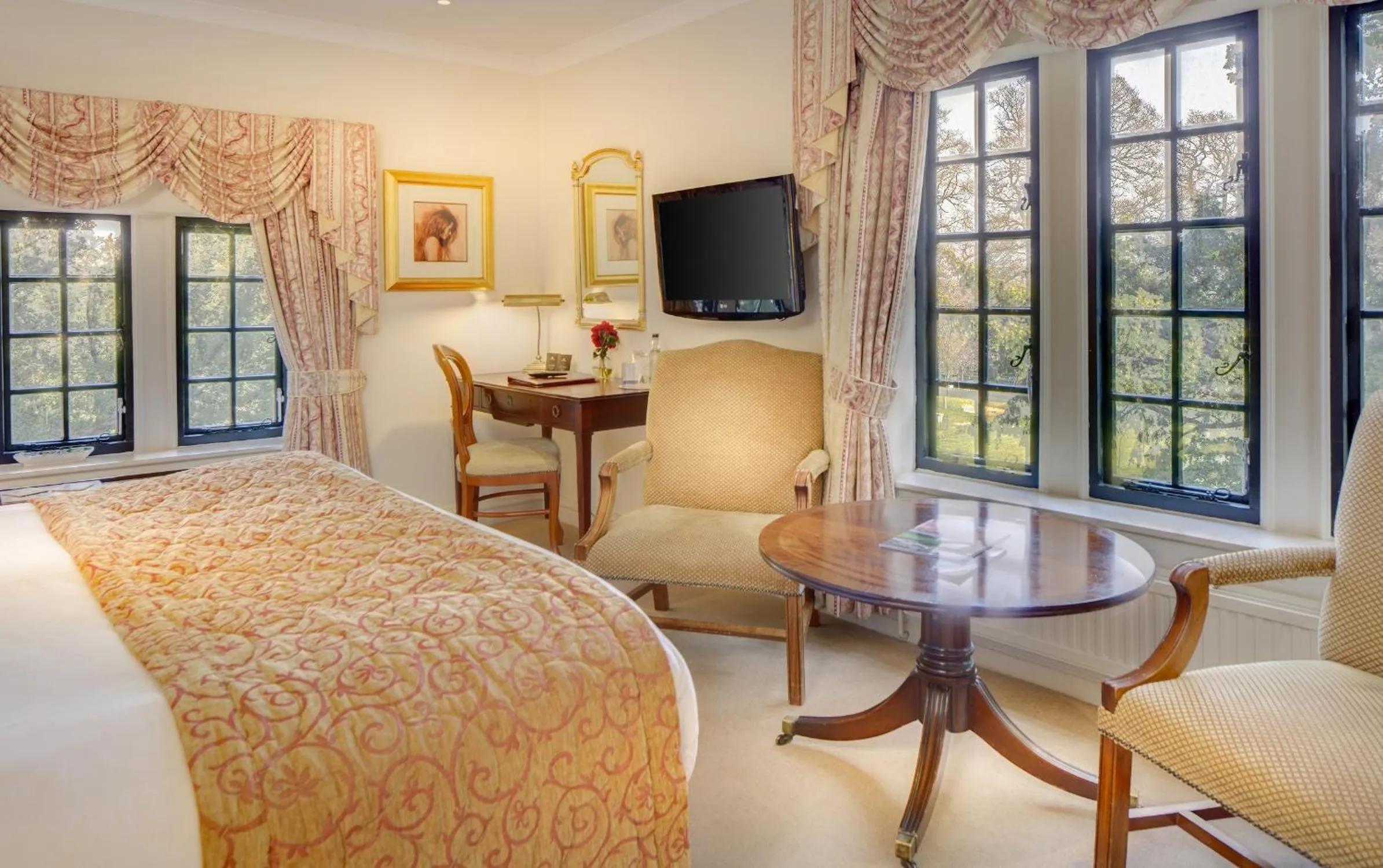 Photo of the whole room, Bed in Nailcote Hall