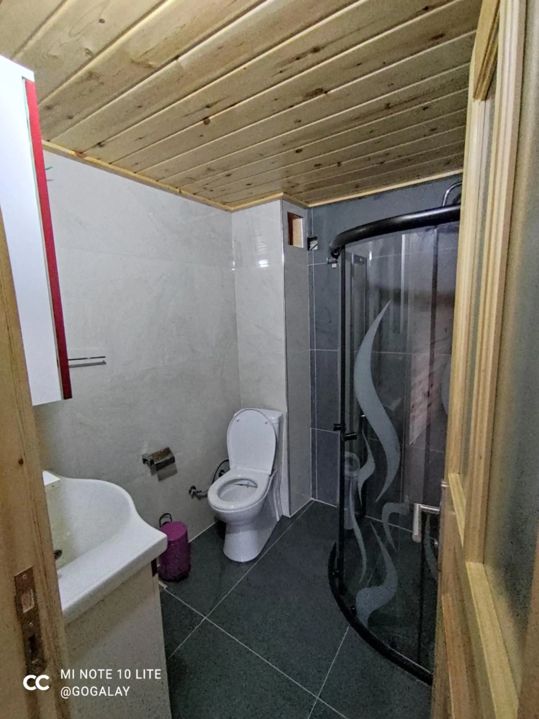 Shower in Kinya Bungalov Hotel