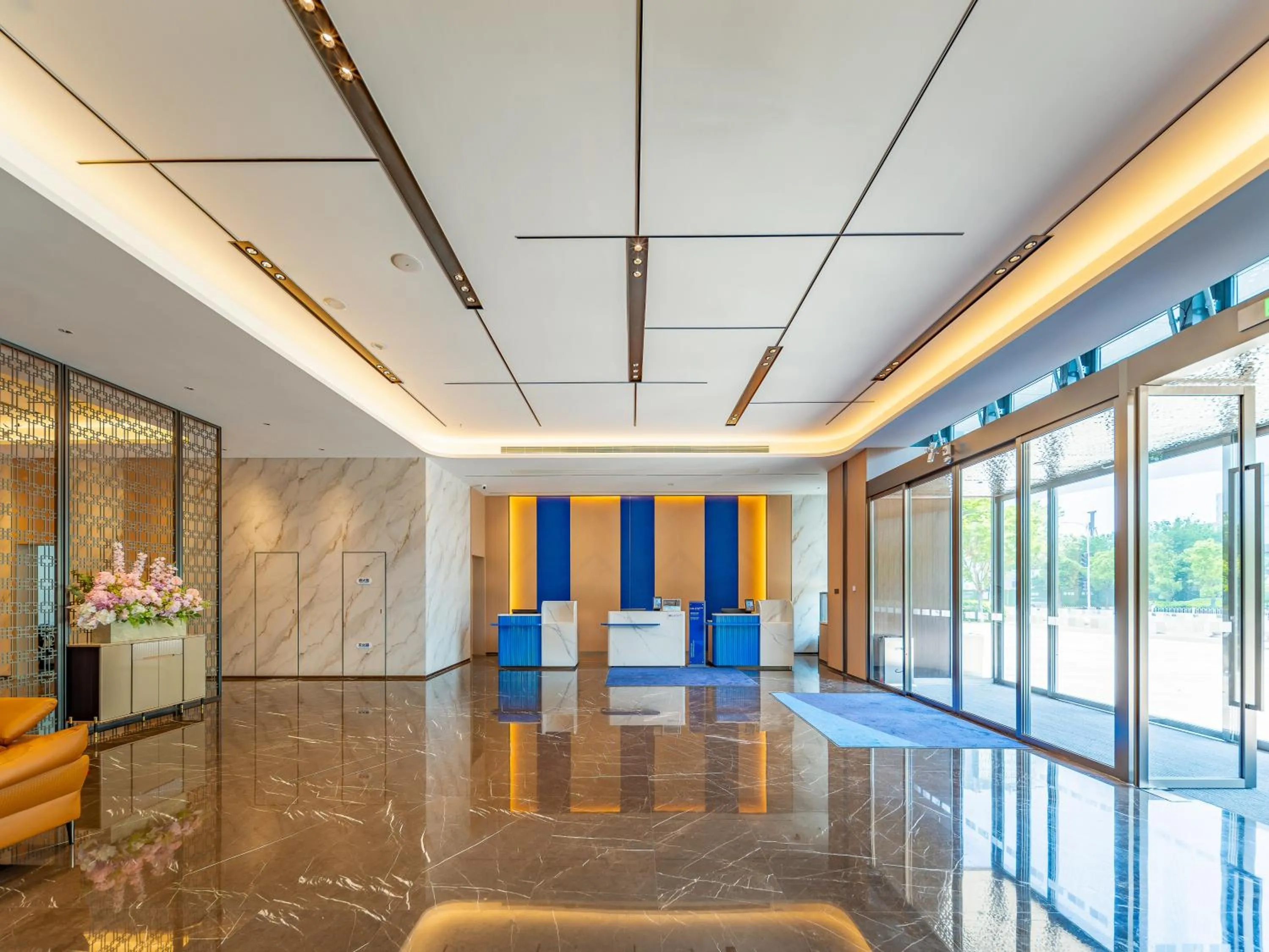 Lobby or reception in Holiday Inn Express Nanjing Riverside by IHG