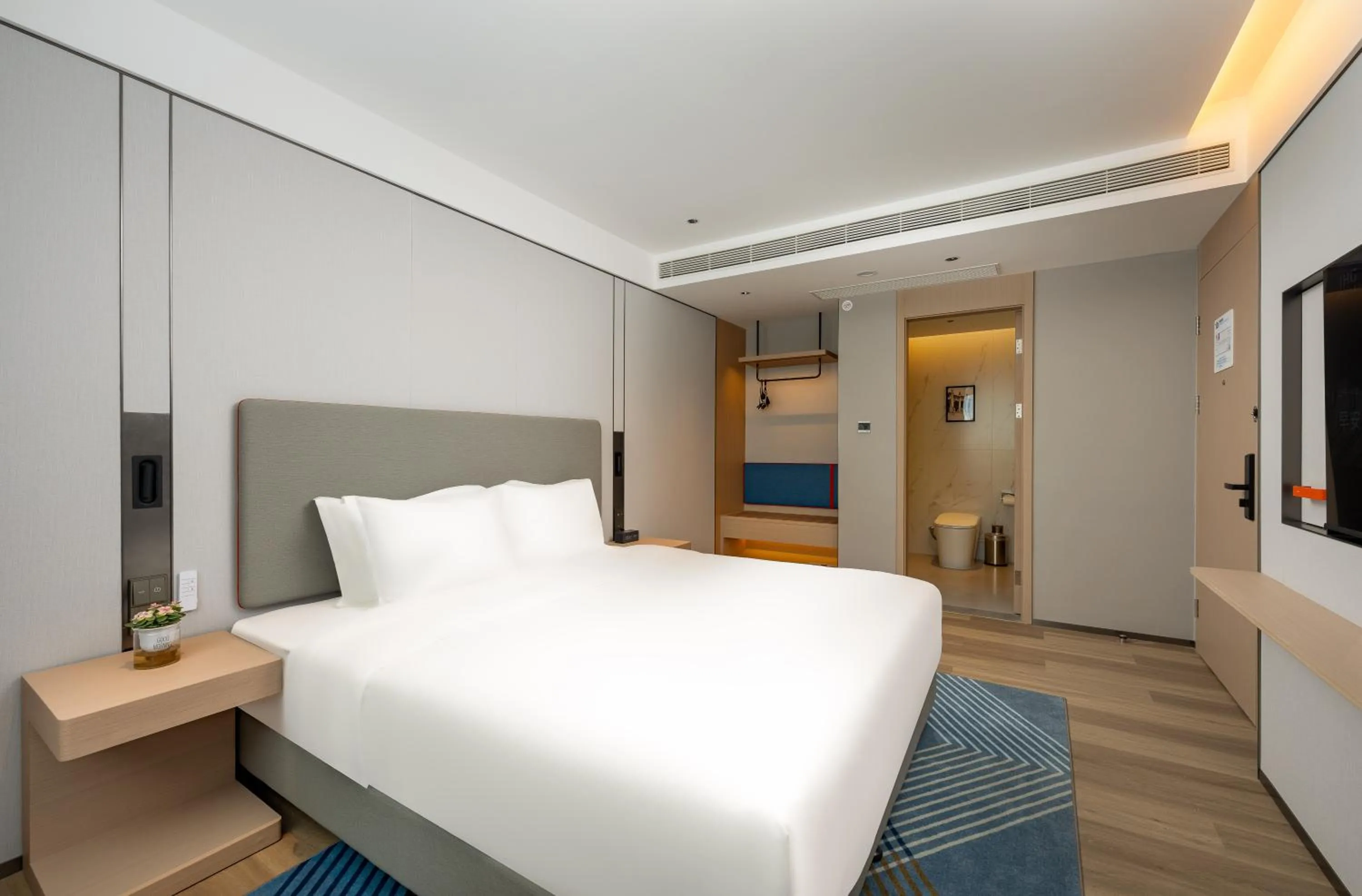 Photo of the whole room, Bed in Holiday Inn Express Nanjing Riverside by IHG