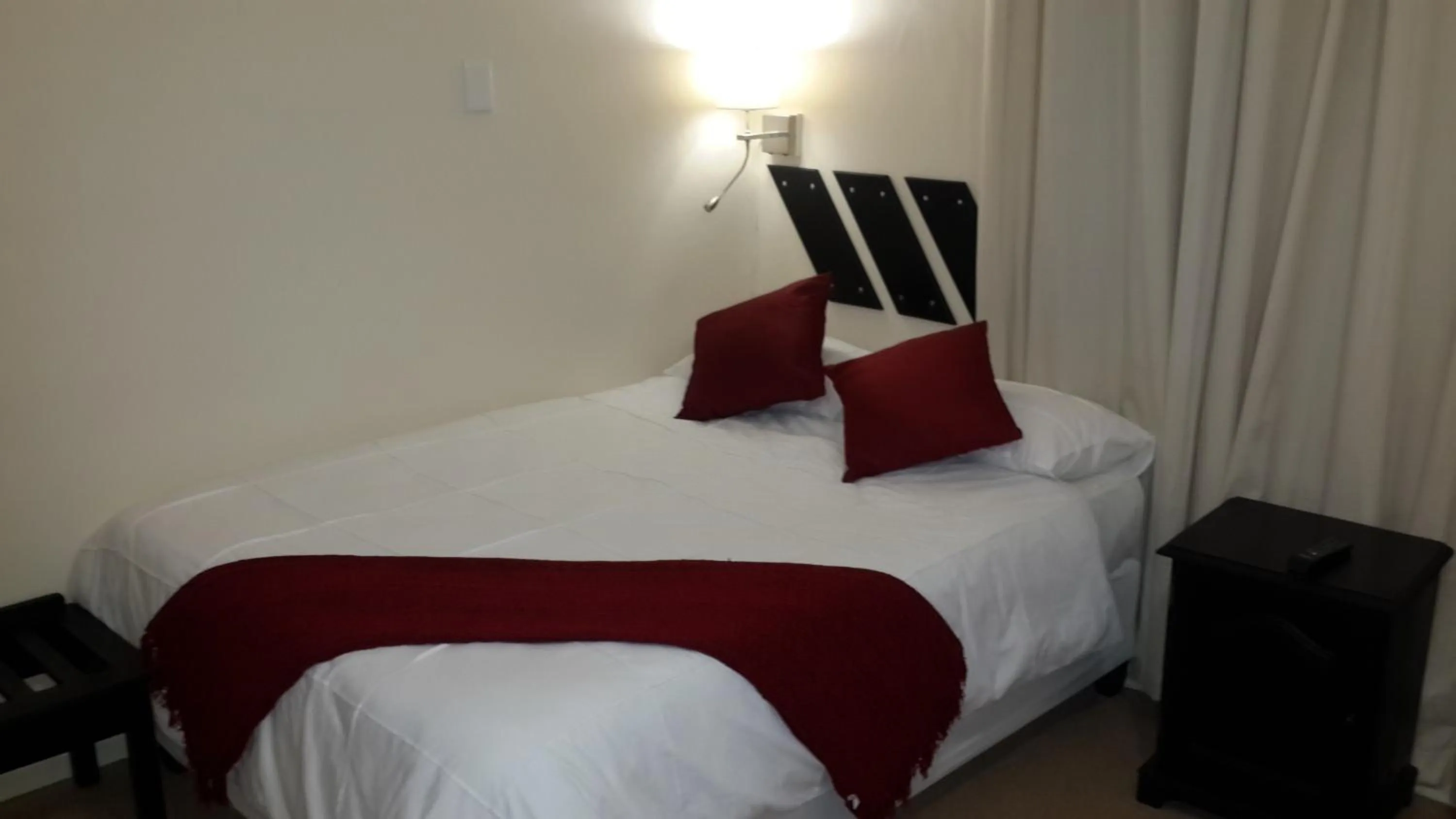 Bedroom, Bed in Victoria Hotel