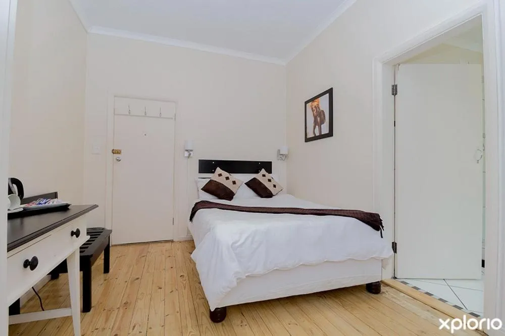 Bedroom, Bed in Victoria Hotel