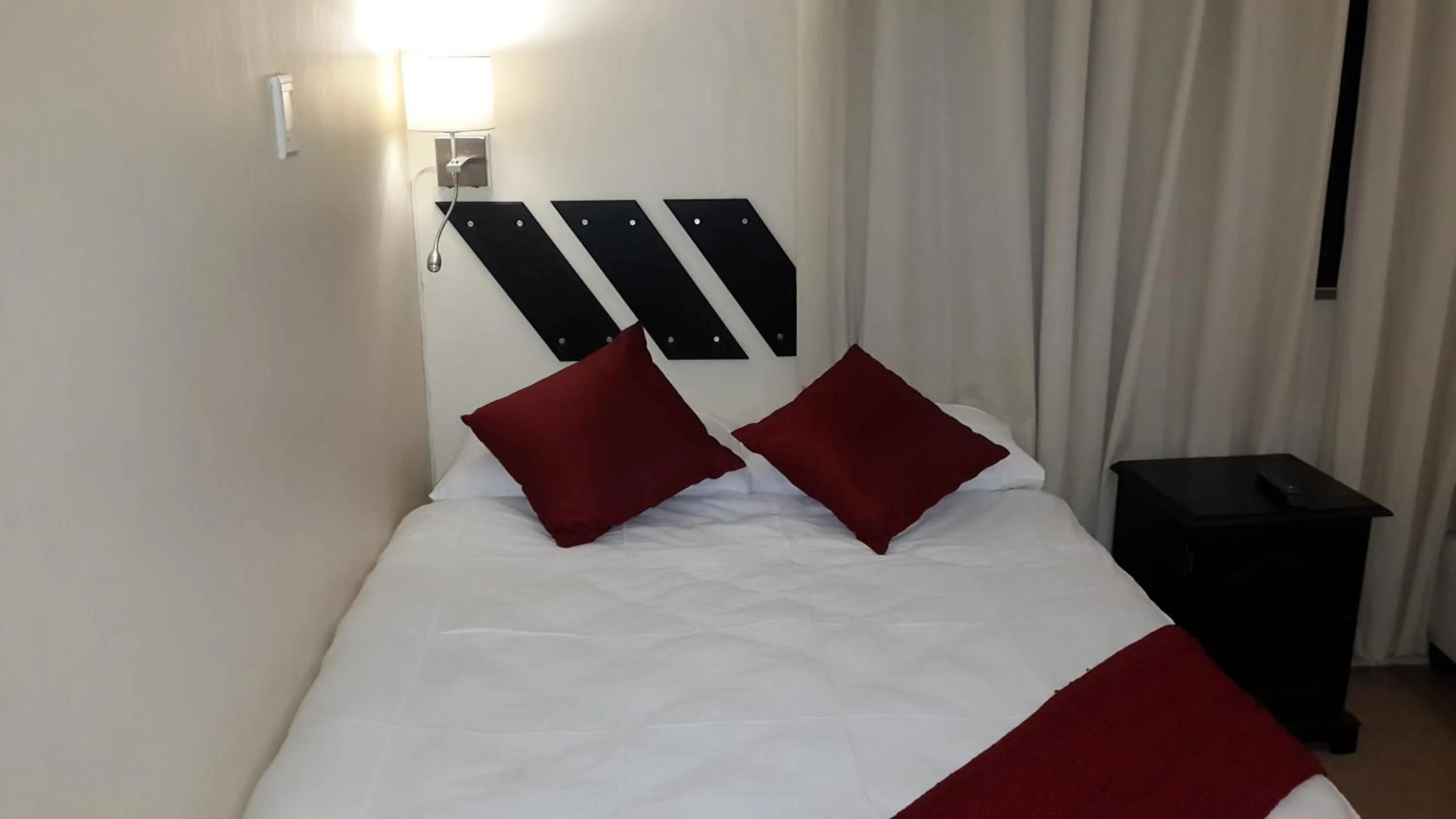 Bedroom, Bed in Victoria Hotel