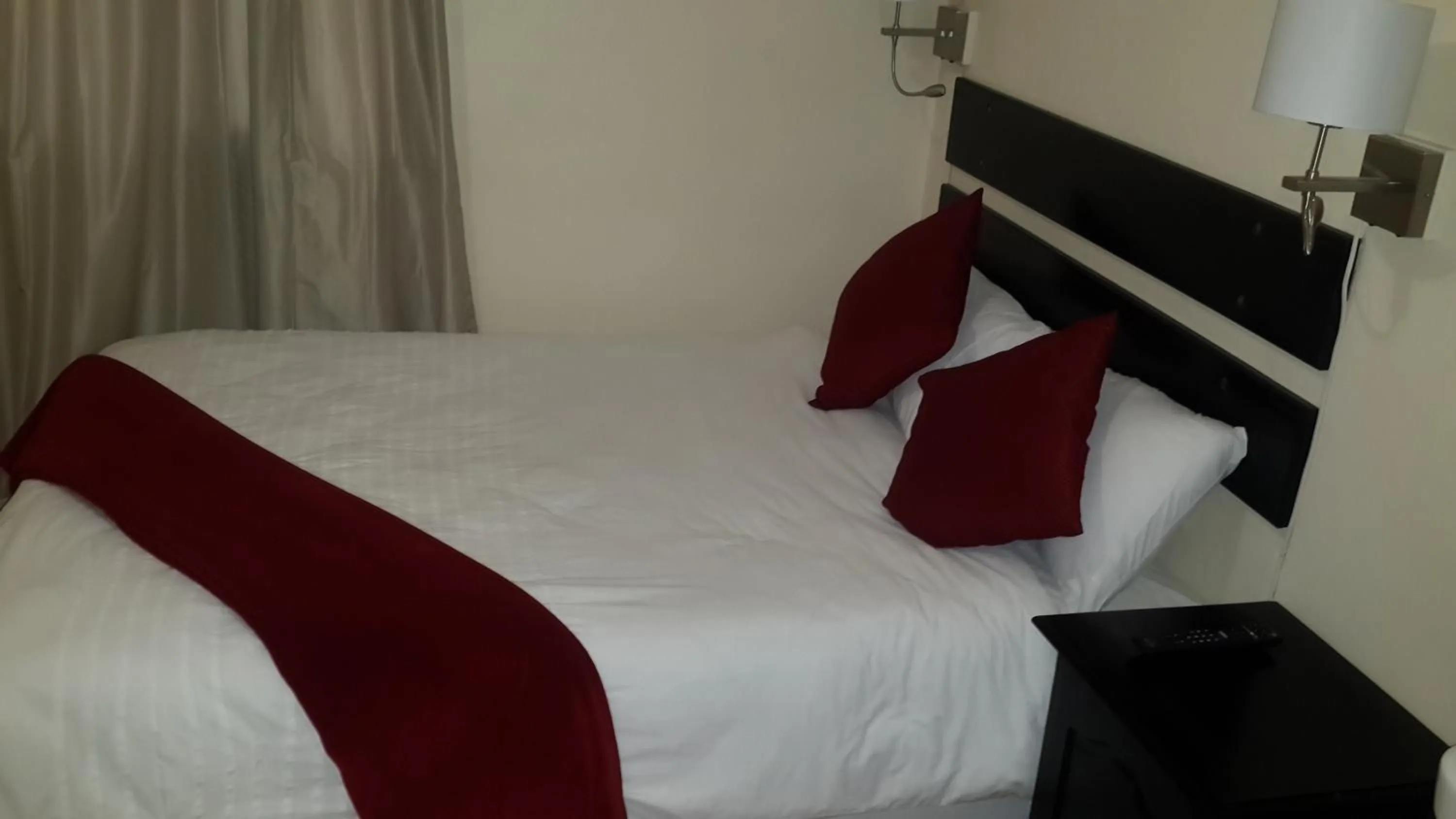 Bedroom, Bed in Victoria Hotel