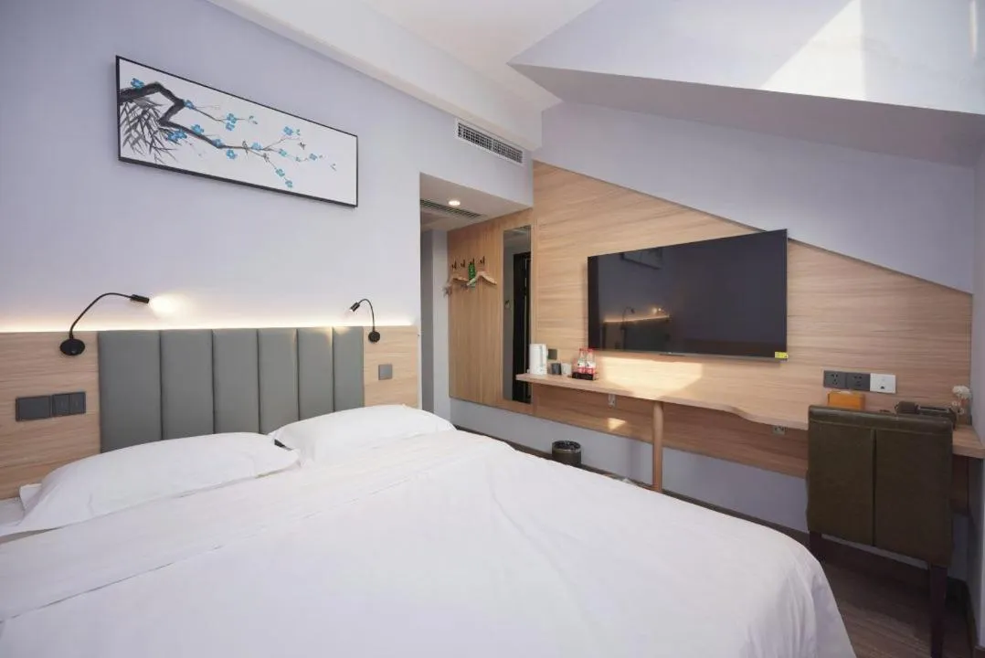 Bed in Beijing Dongdan Hotel Near Wangfujing Street,Tian'AnMen Square,The Forbidden City,Free self-service laundry room