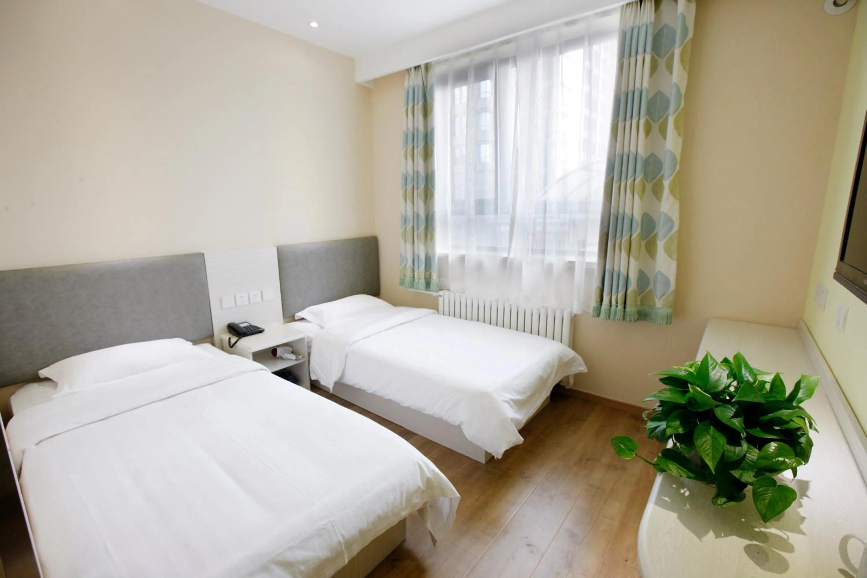 Bed in Beijing Dongdan Hotel Near Wangfujing Street,Tian'AnMen Square,The Forbidden City,Free self-service laundry room