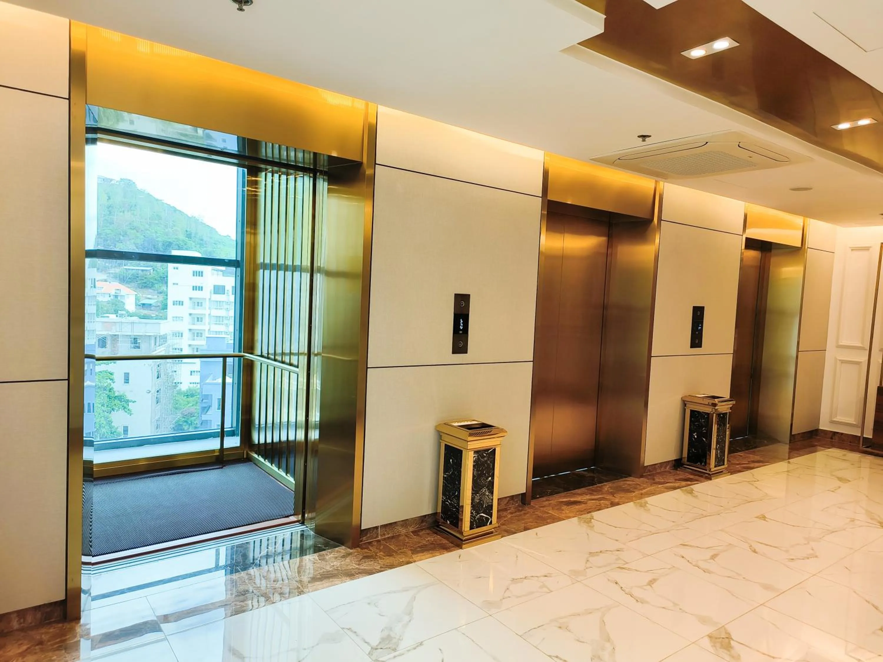 elevator in OYSTER BAY HOTEL VUNG TAU