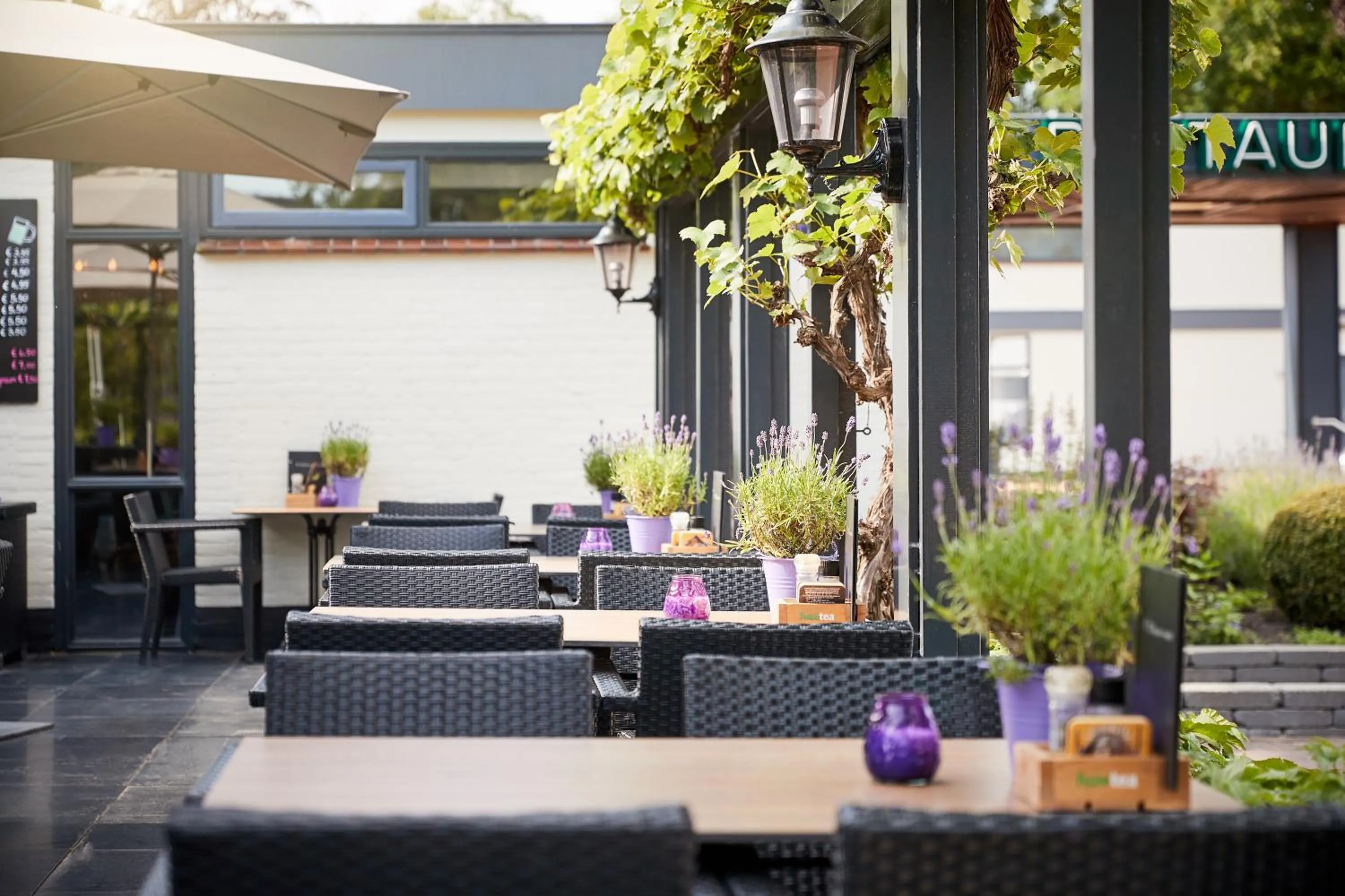 Patio in Van der Valk Hotel Hardegarijp - Leeuwarden
