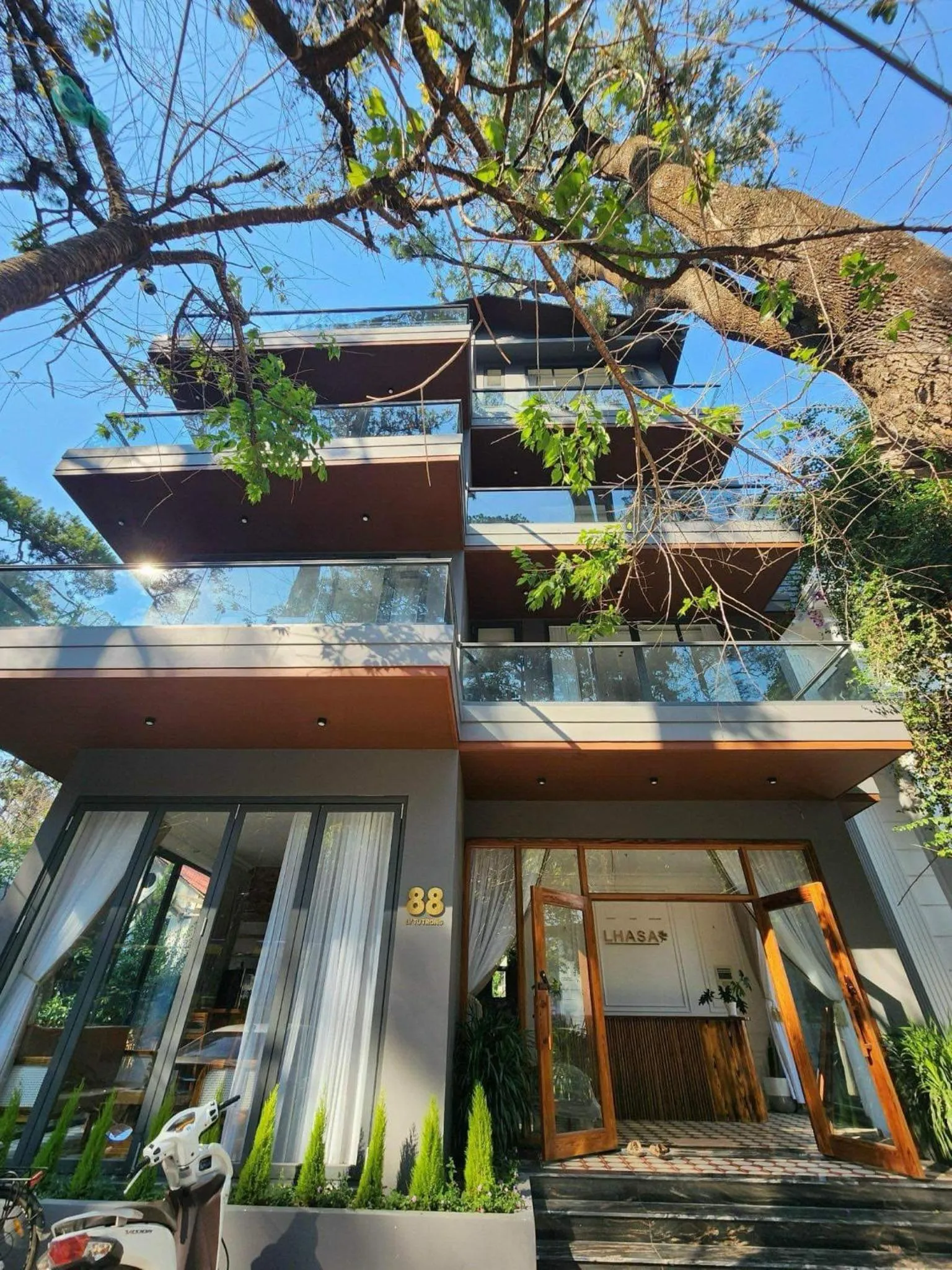 Property building in LHASA HOTEL - Central hotel in Dalat