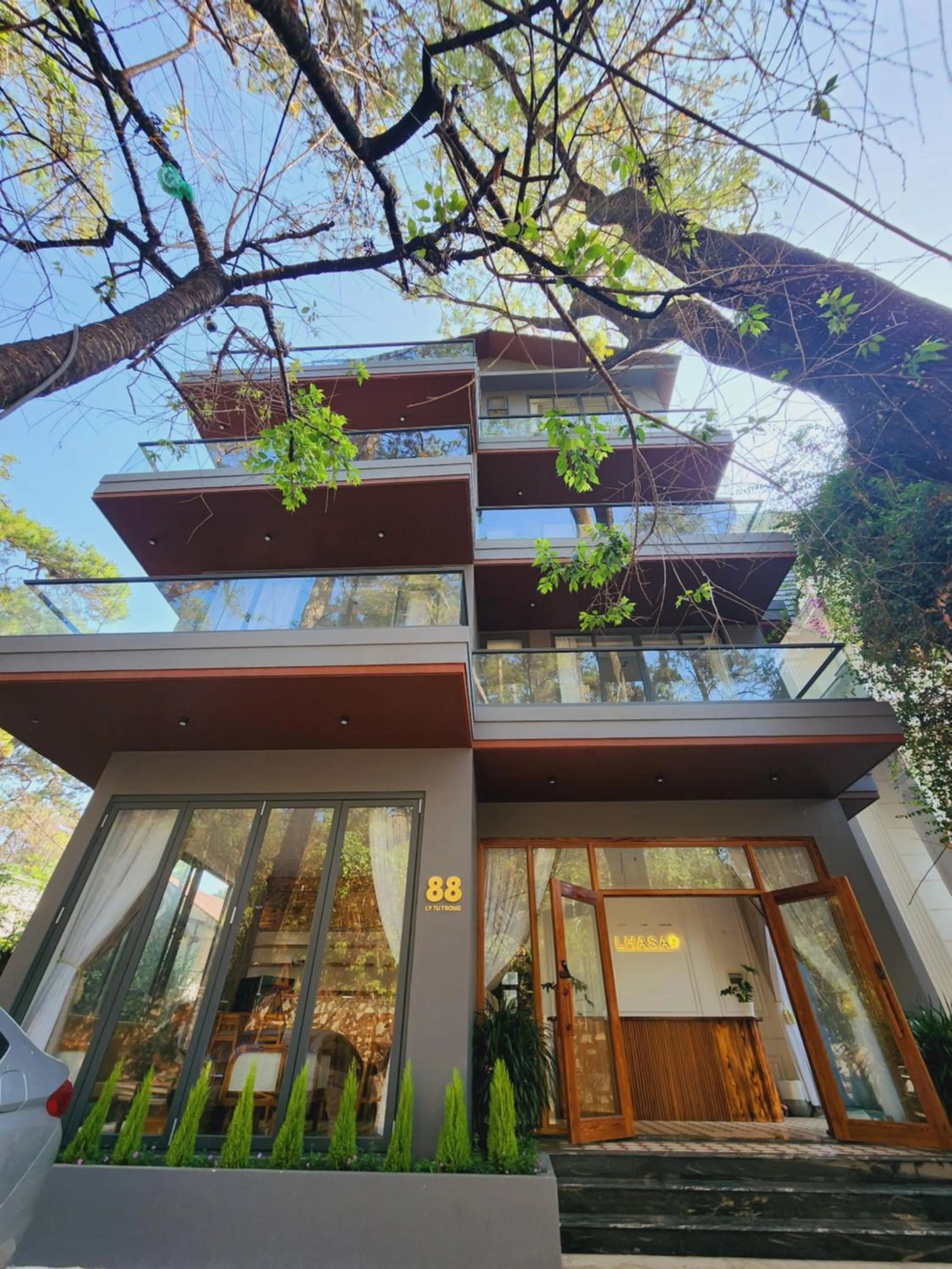 Property building in LHASA HOTEL - Central hotel in Dalat