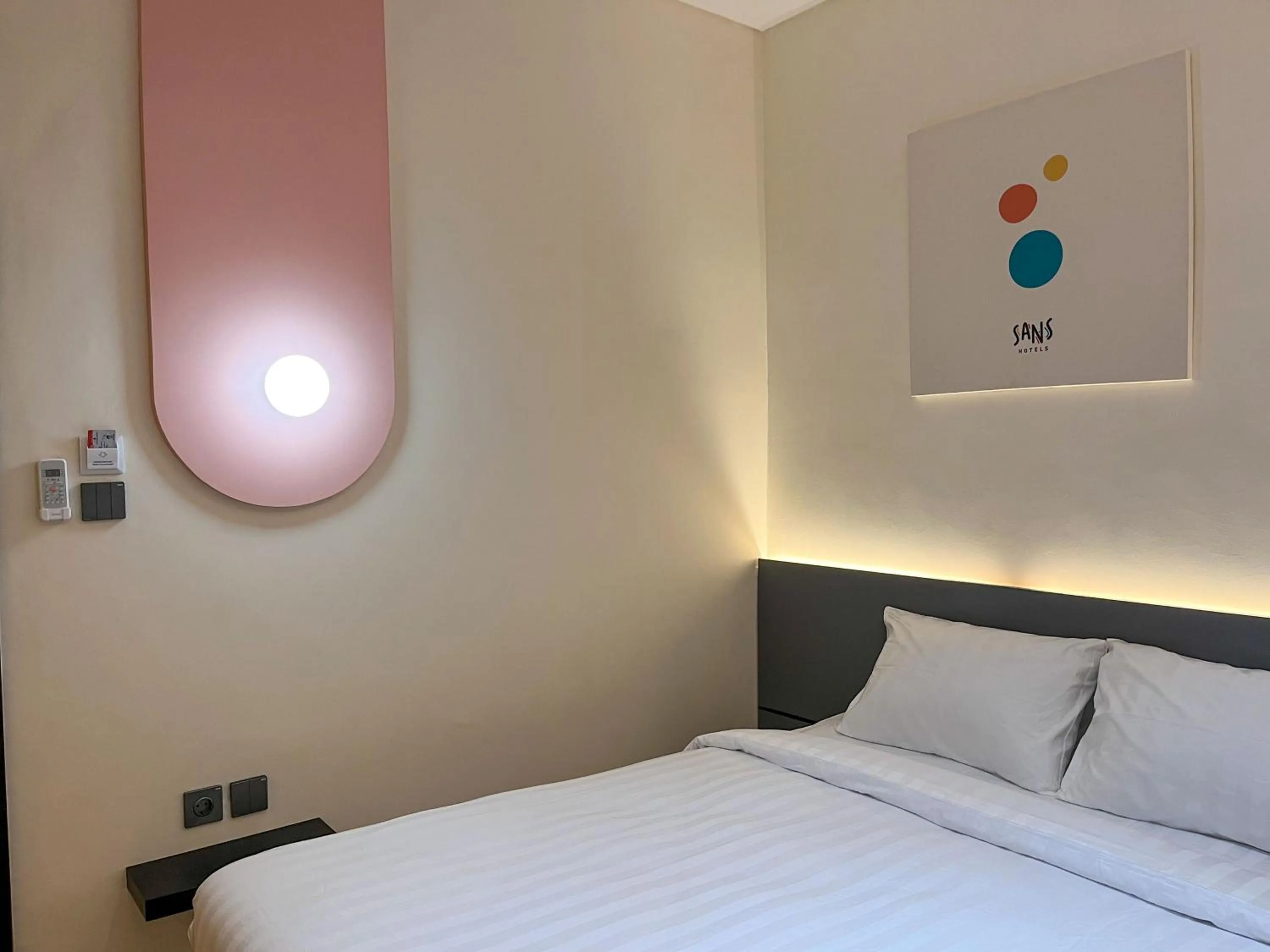 Bed in SANS Hotel Premiere Majapahit Semarang