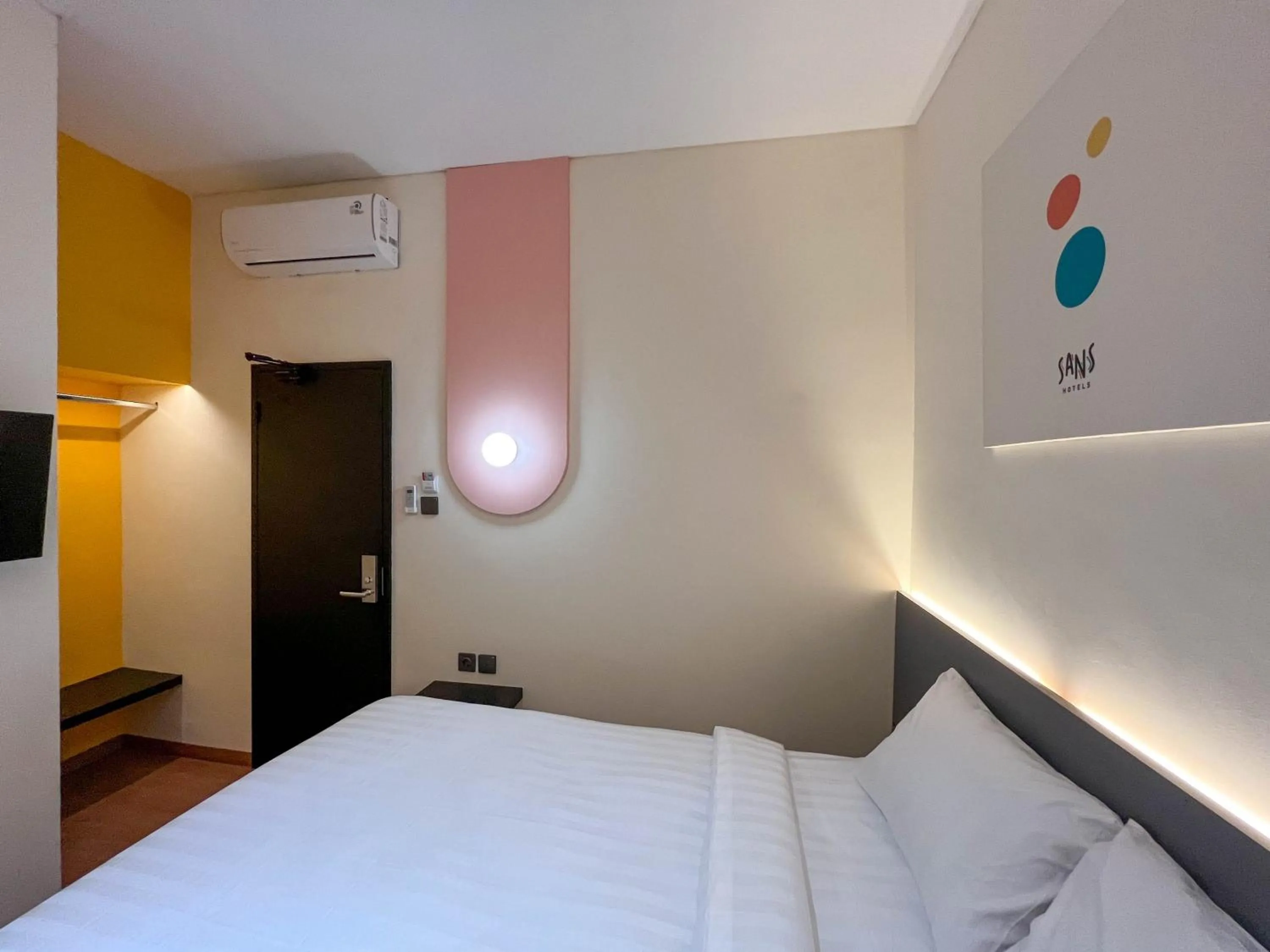 Bed in SANS Hotel Premiere Majapahit Semarang