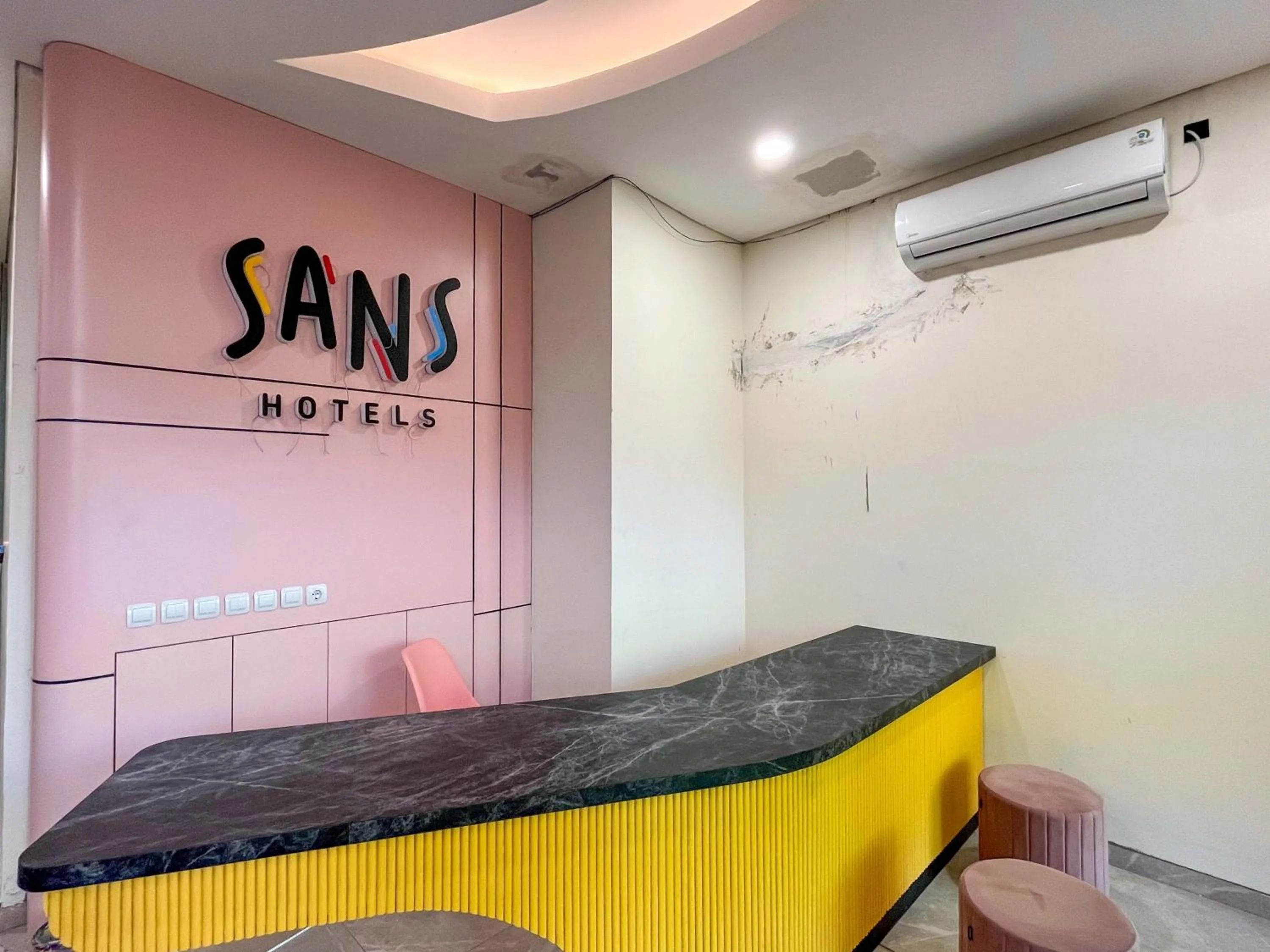 Lobby or reception in SANS Hotel Premiere Majapahit Semarang