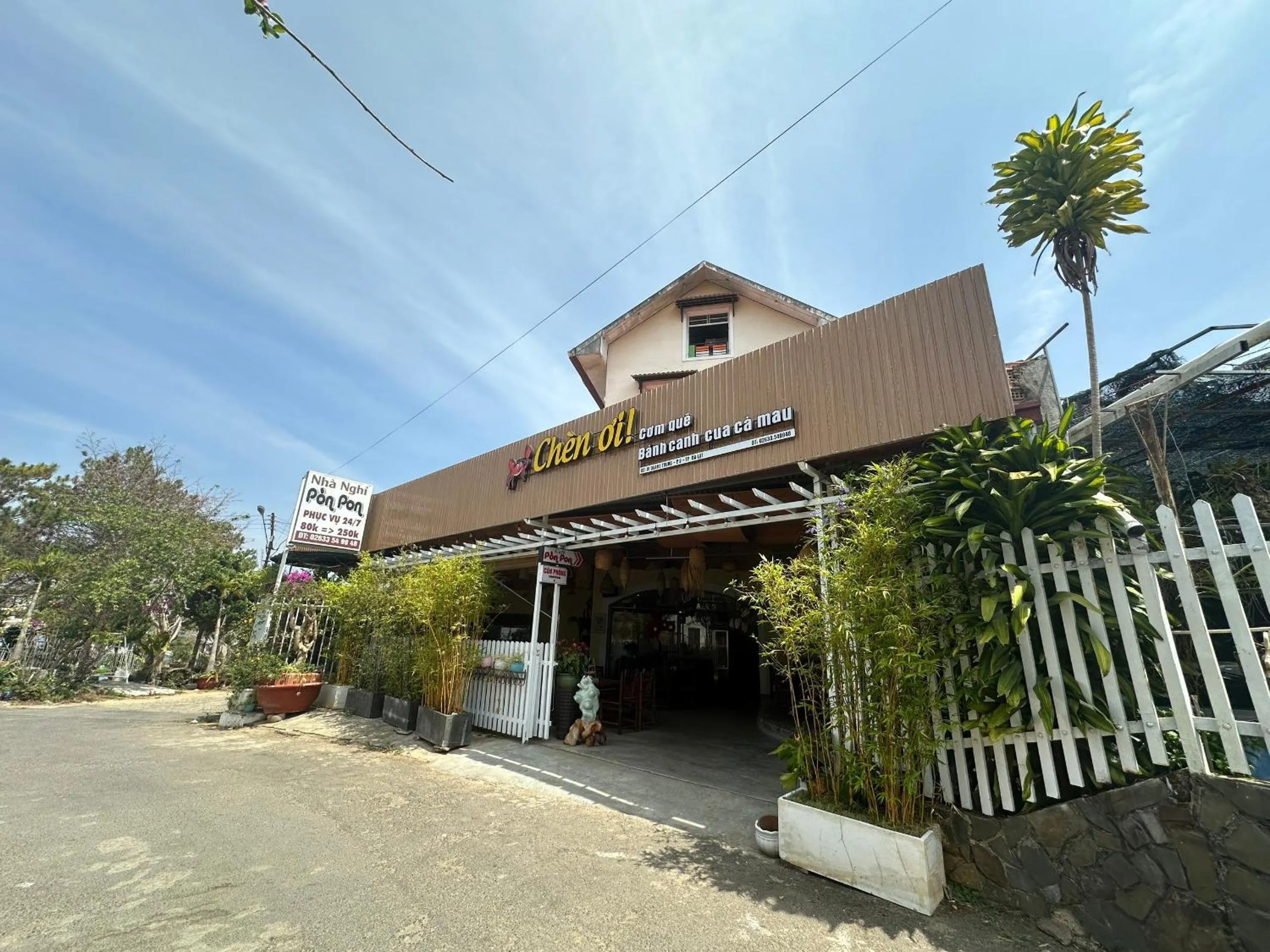 Facade/entrance in OYO 1232 Pòn Pon Hostel