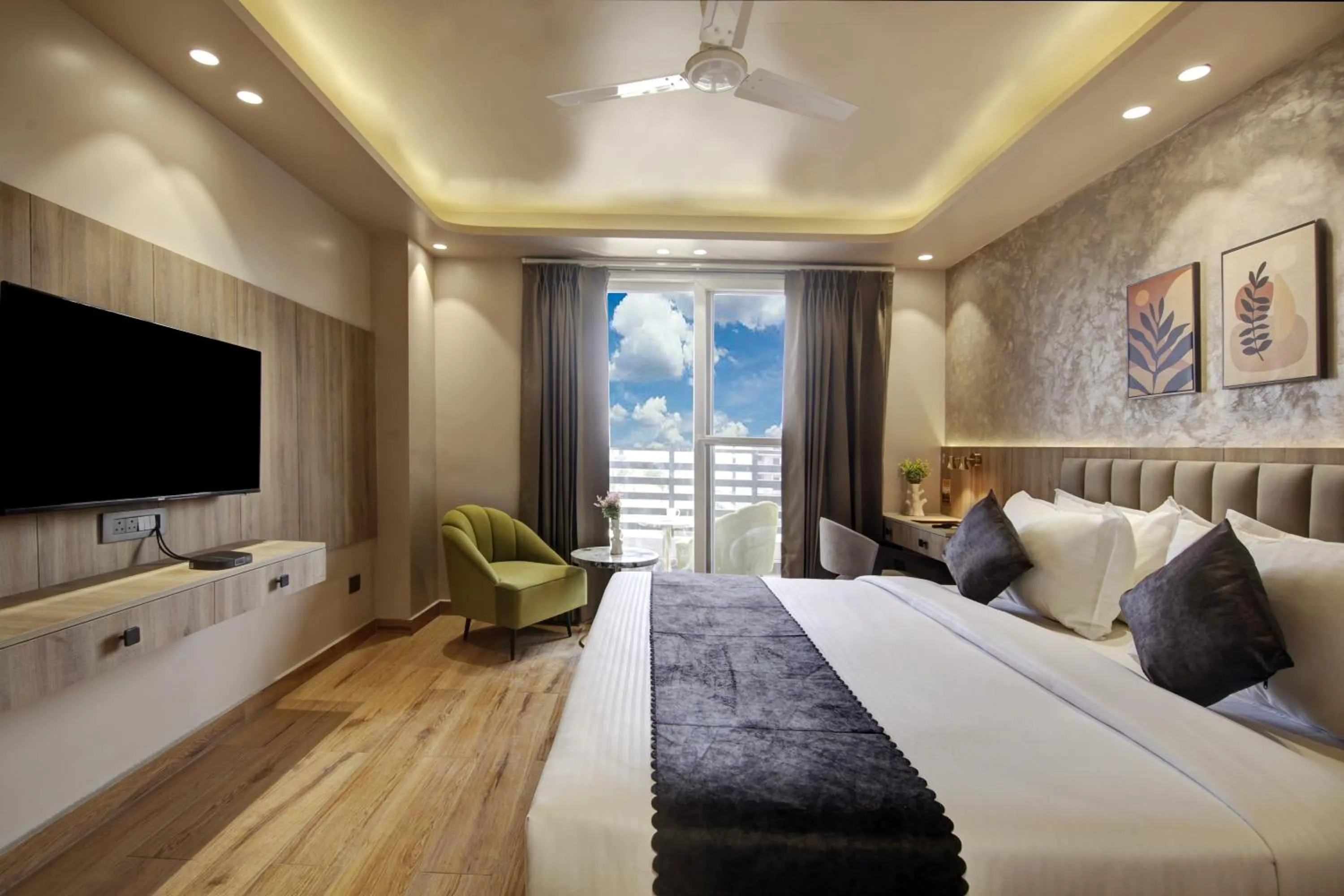 Communal lounge/ TV room, Bed in Saltstayz Premier - Near Golf Course Road & Sector 57