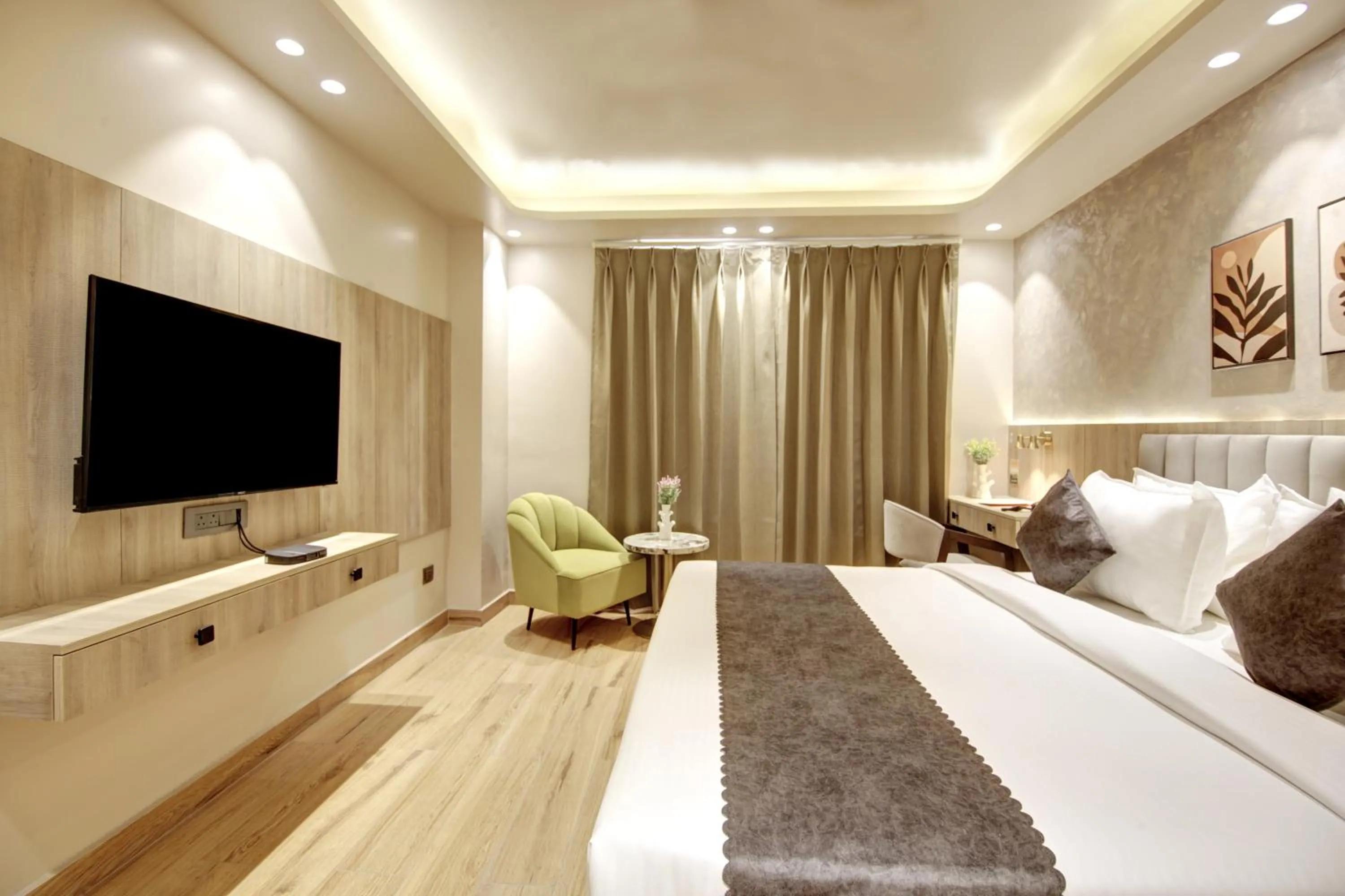 Communal lounge/ TV room, Bed in Saltstayz Premier - Near Golf Course Road & Sector 57