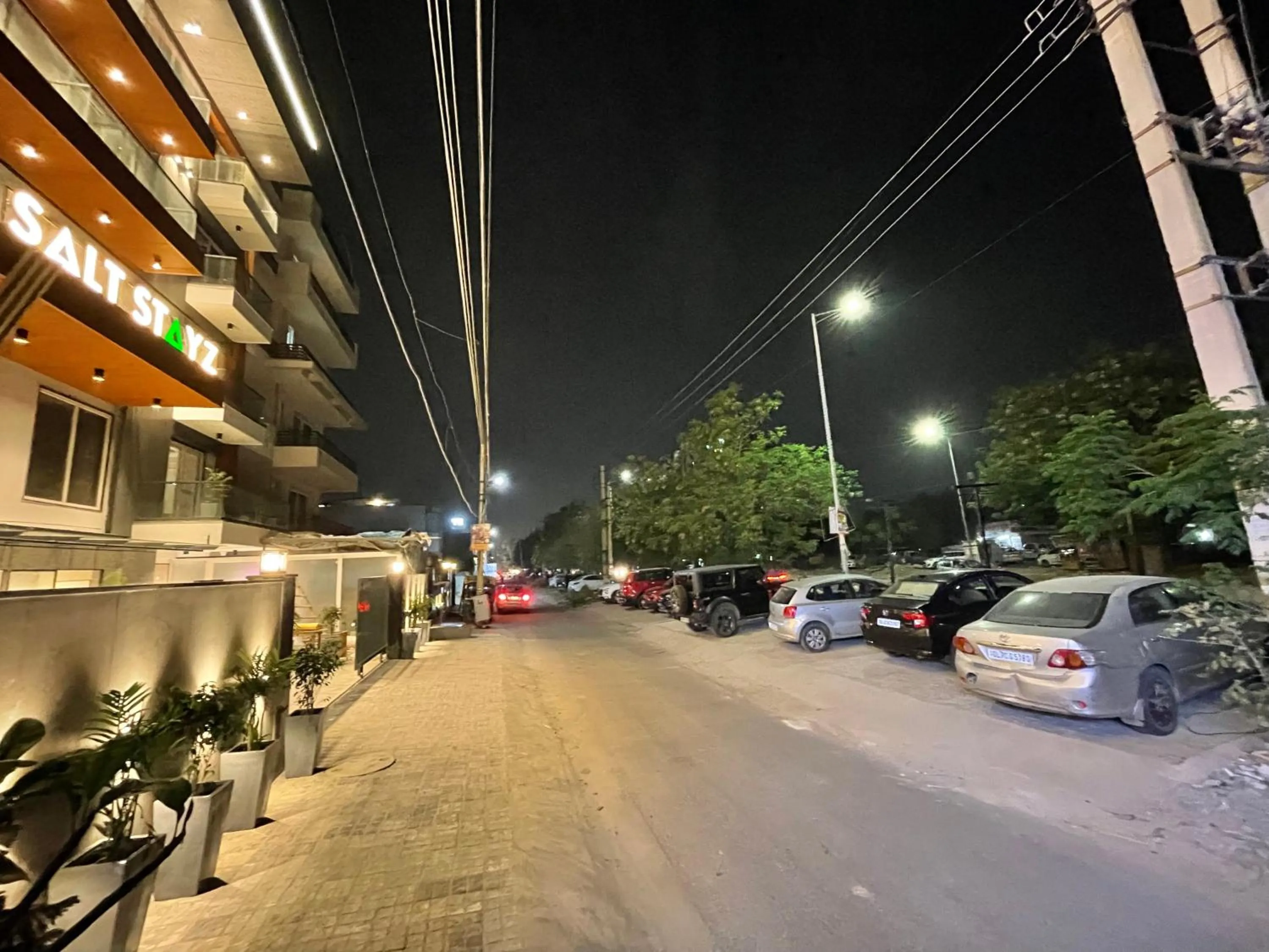 Night in Saltstayz Premier - Near Golf Course Road & Sector 57