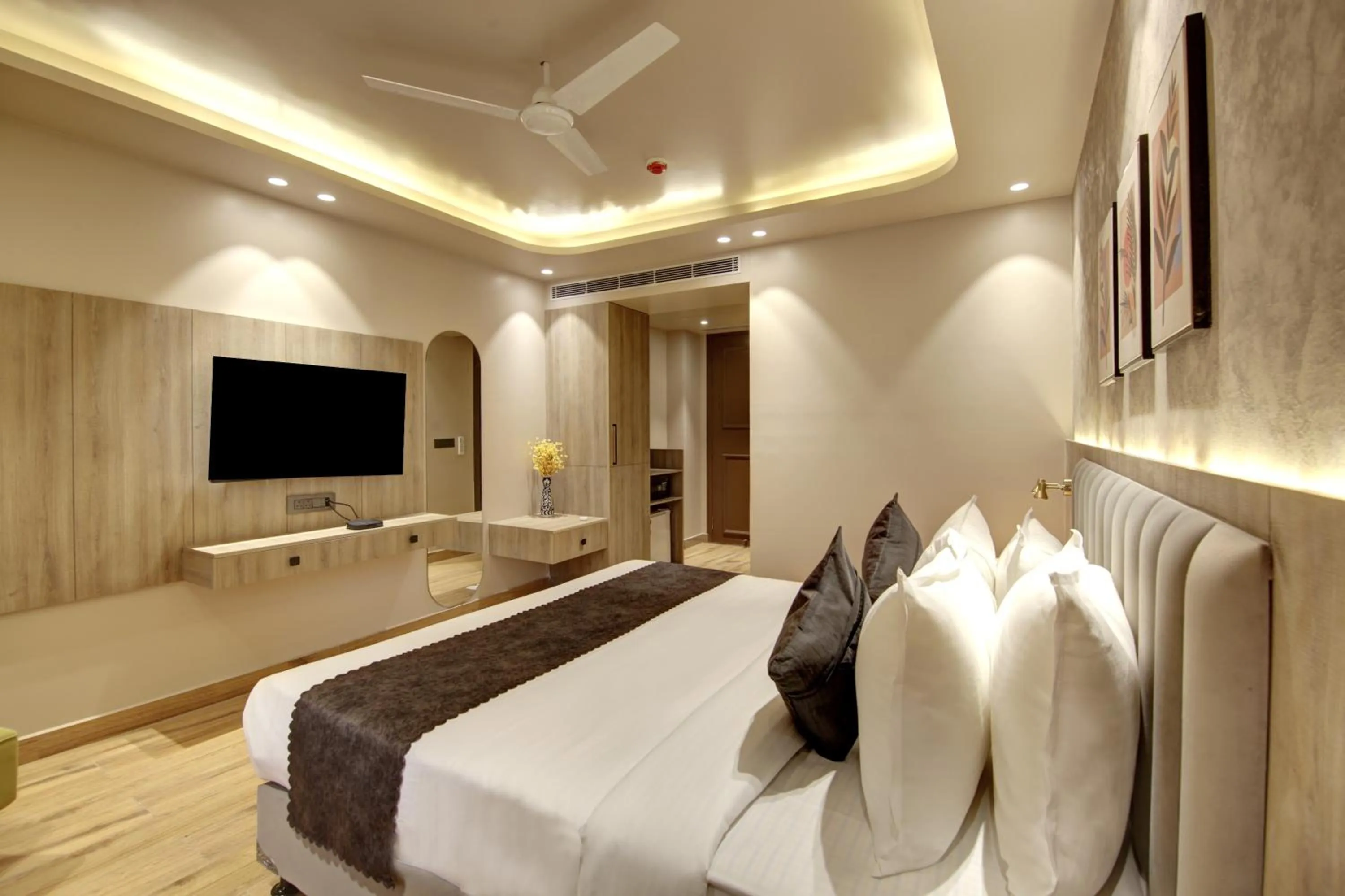 Communal lounge/ TV room, Bed in Saltstayz Premier - Near Golf Course Road & Sector 57