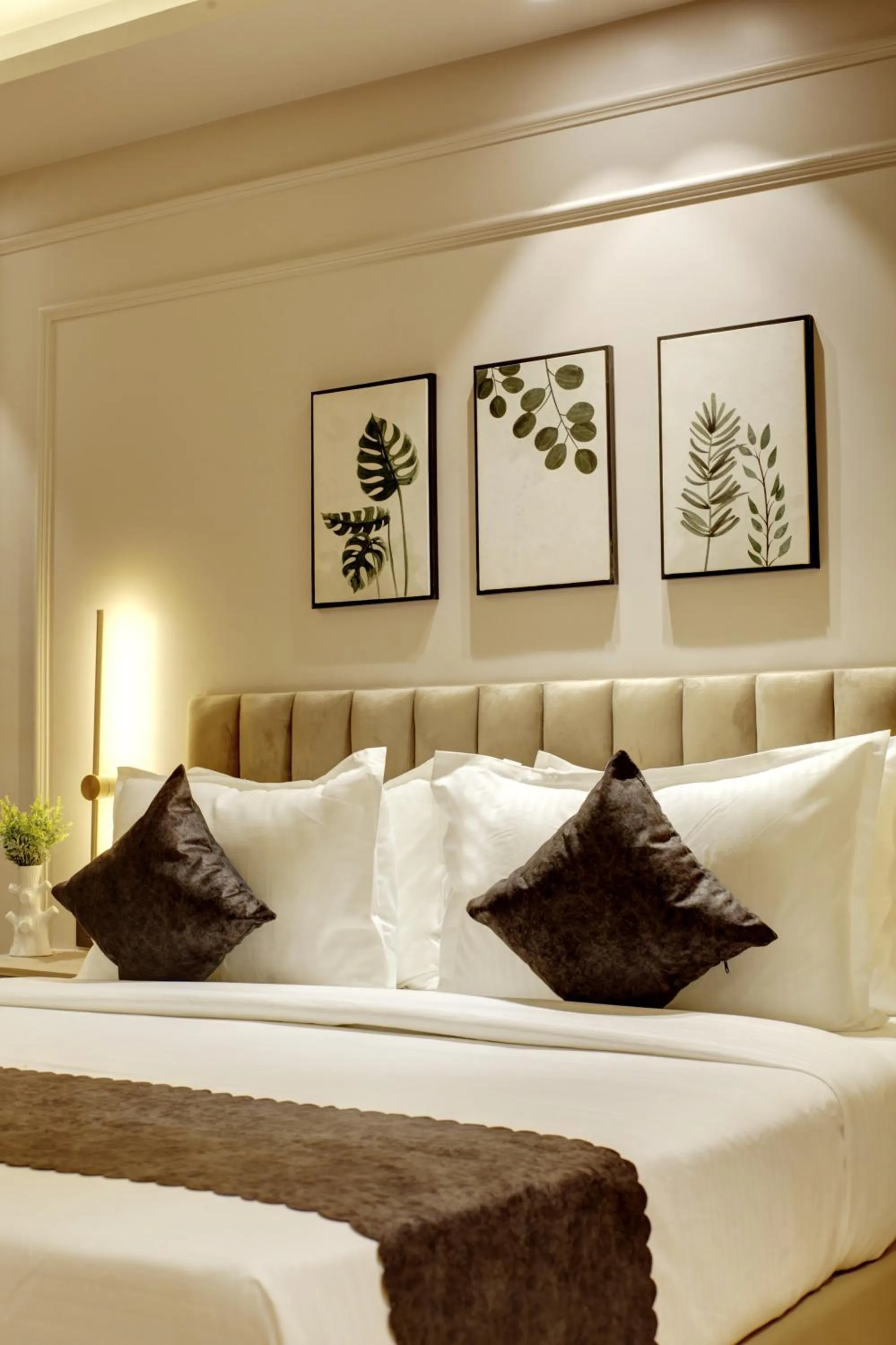 Bed in Saltstayz Premier - Near Golf Course Road & Sector 57