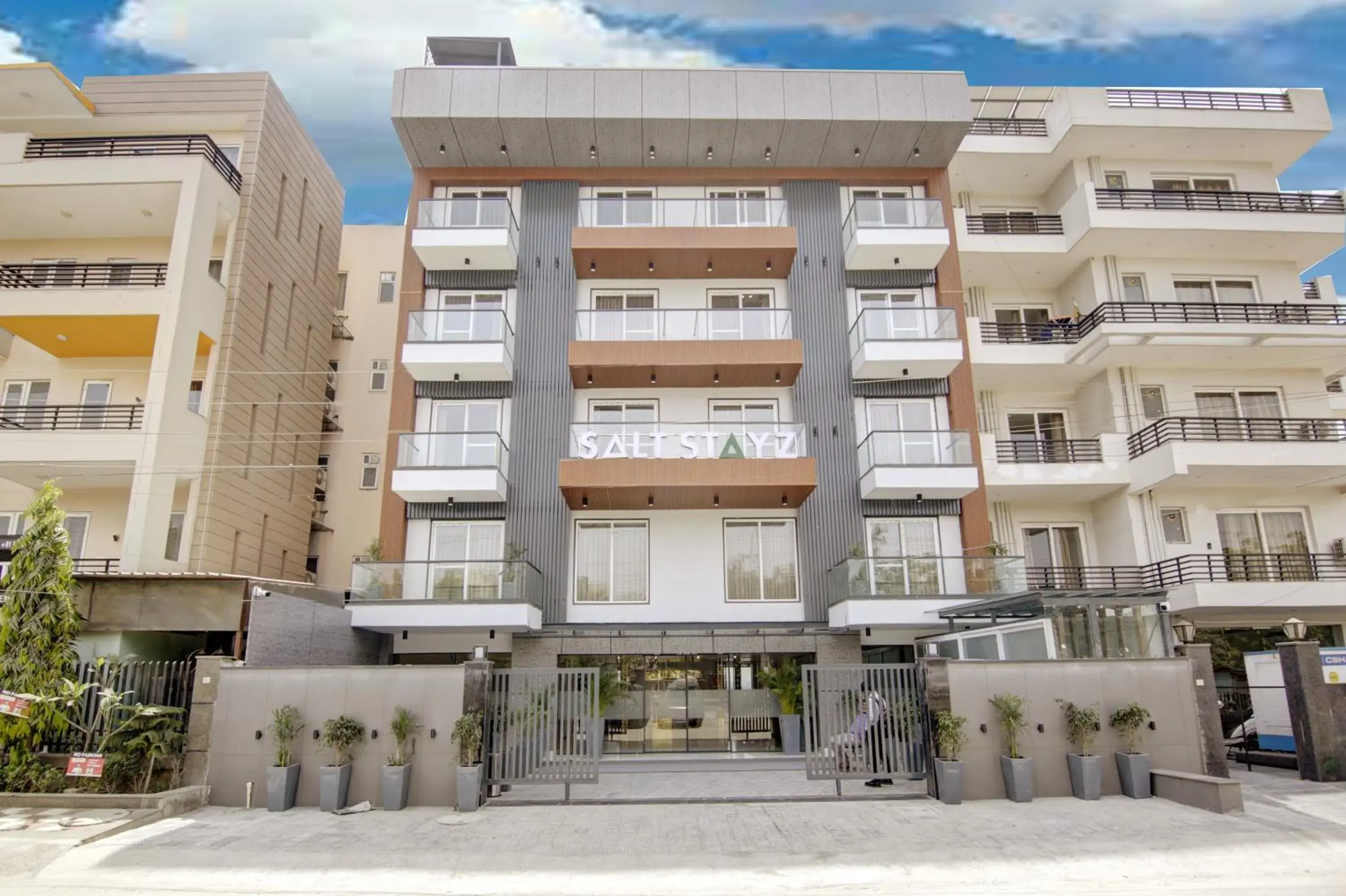 Saltstayz Premier - Near Golf Course Road & Sector 57 Saltstayz Premier - Near Golf Course Road & Sector 57