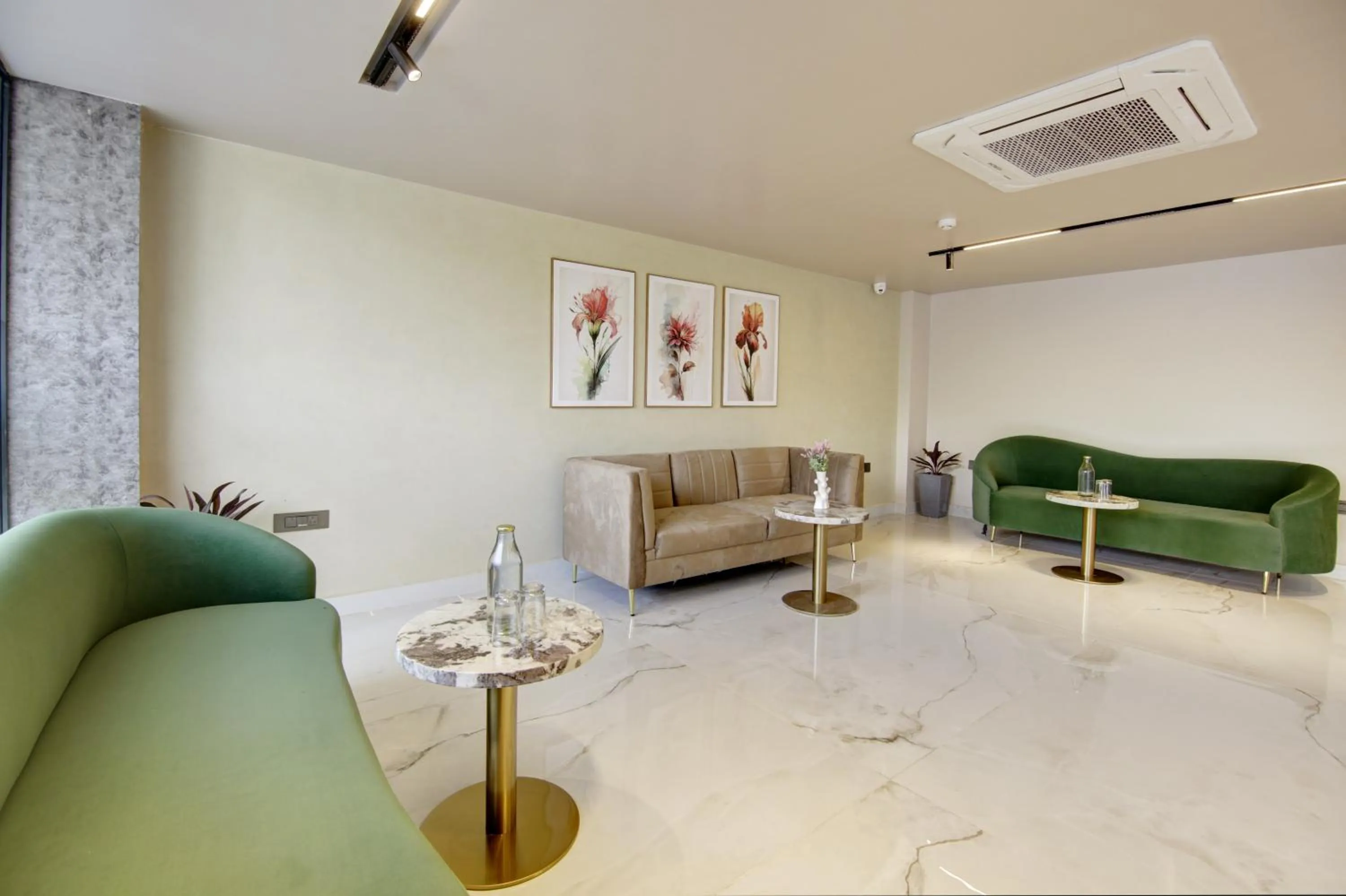 TV and multimedia in Saltstayz Premier - Near Golf Course Road & Sector 57