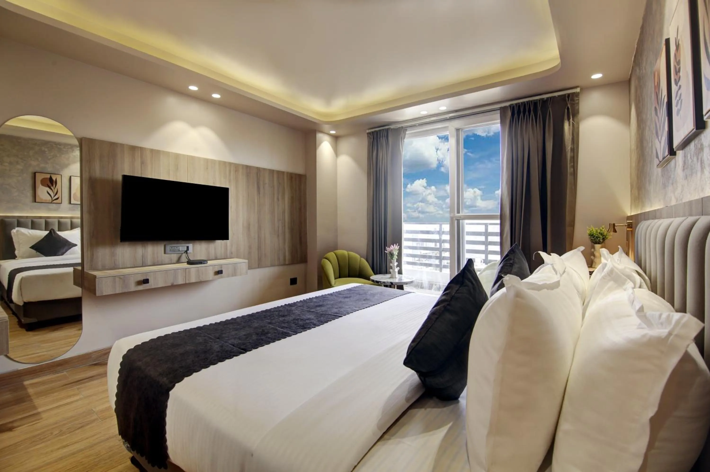 Communal lounge/ TV room, Bed in Saltstayz Premier - Near Golf Course Road & Sector 57