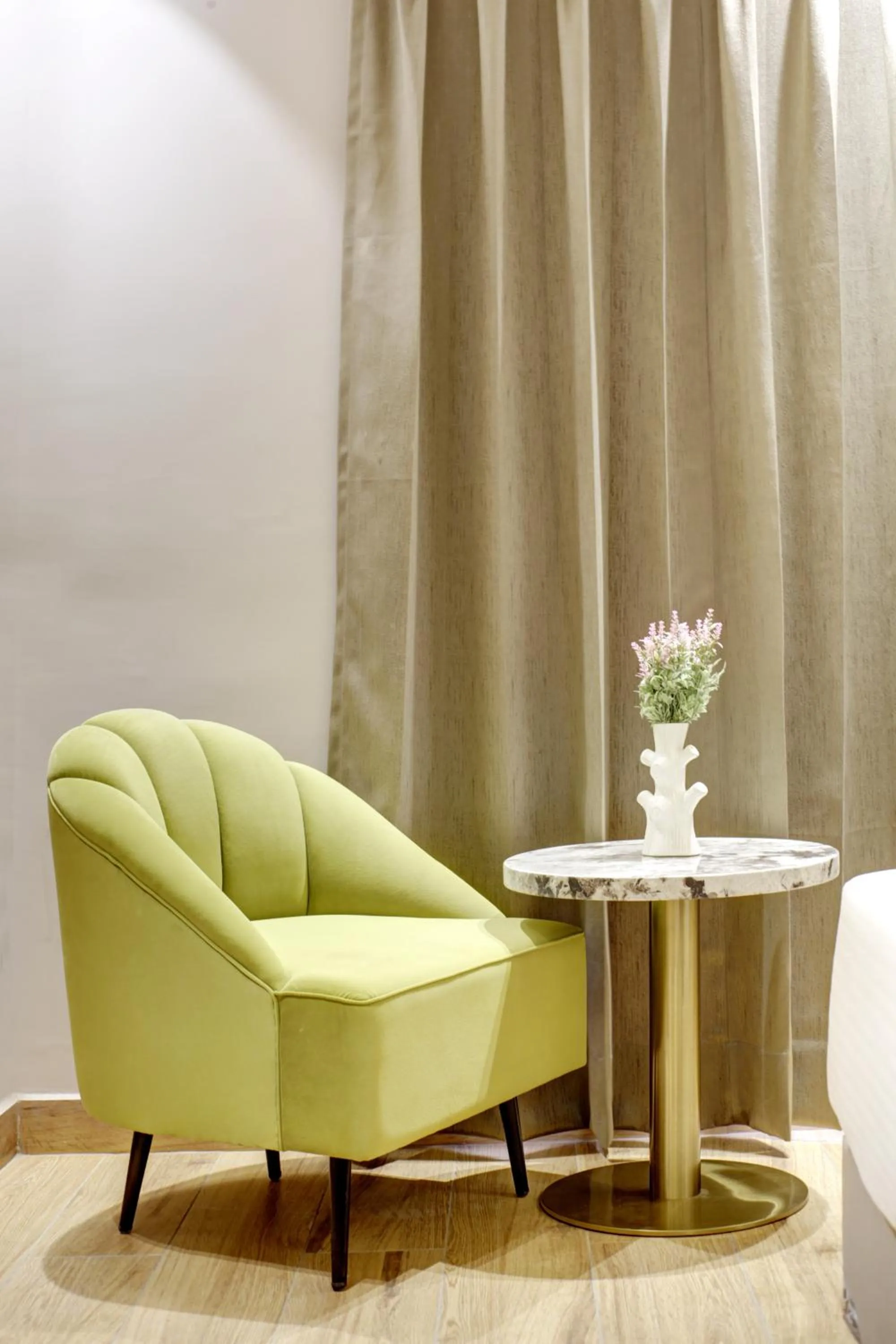 Seating area in Saltstayz Premier - Near Golf Course Road & Sector 57