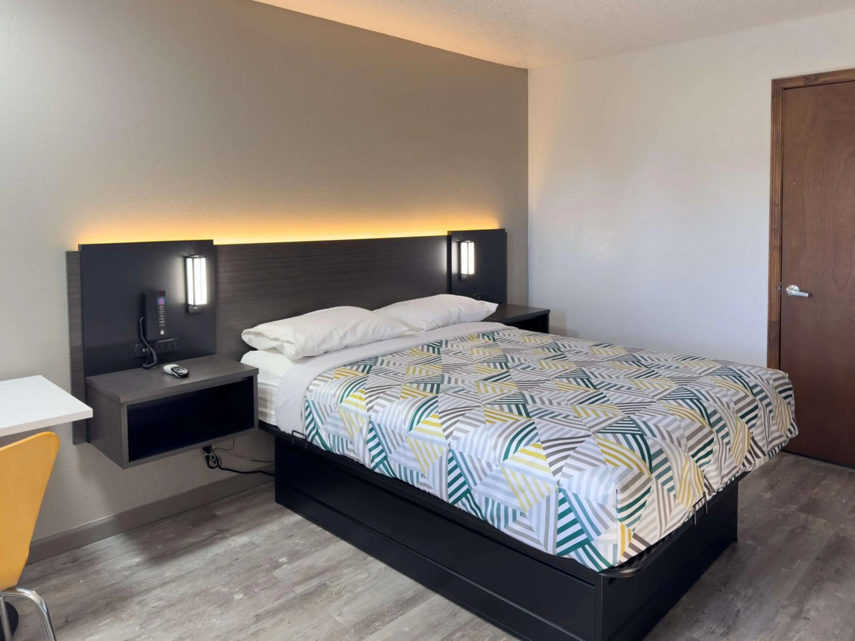 Bedroom, Bed in Motel 6-Dyersburg, TN