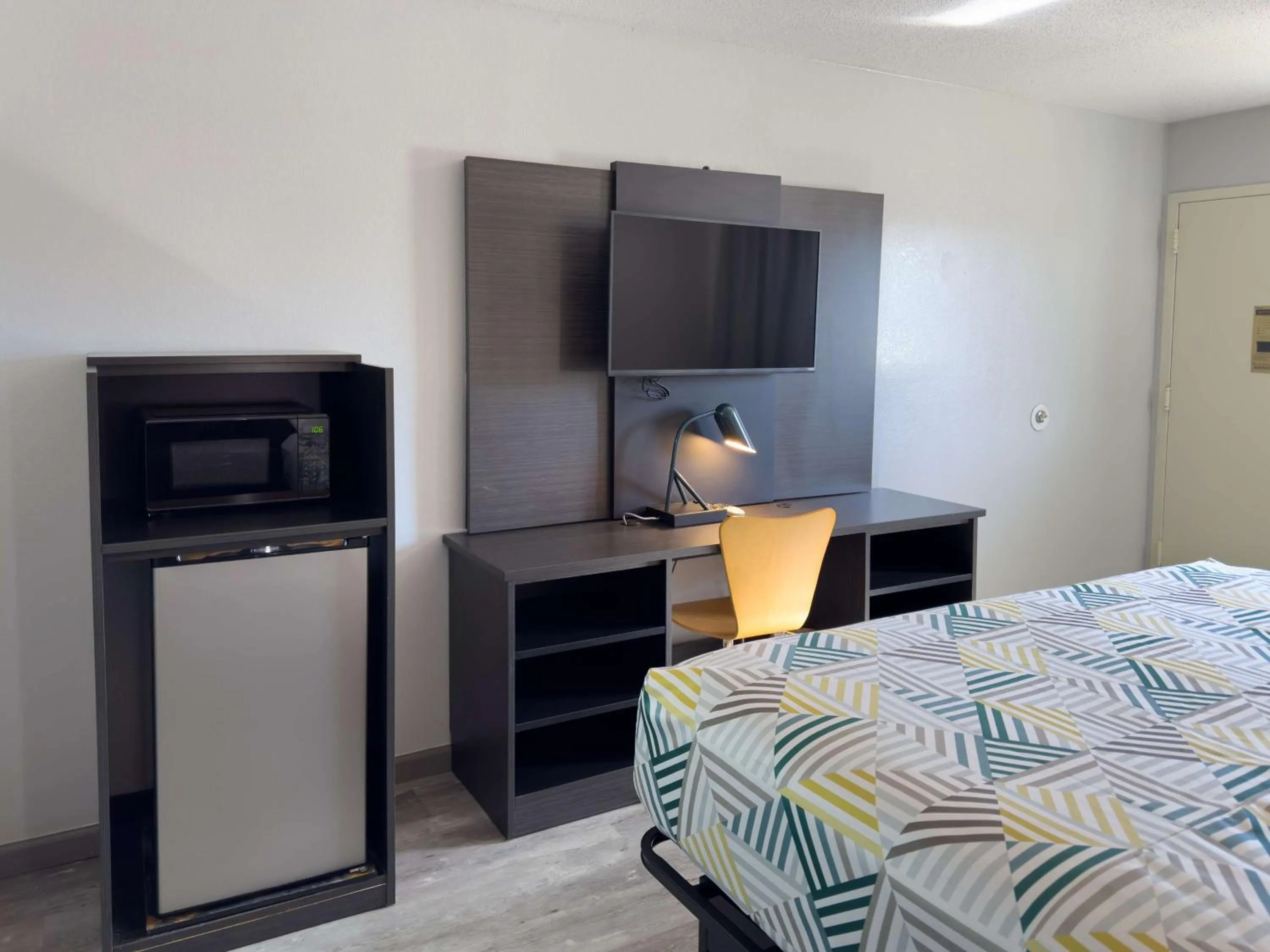 Bedroom, Bed in Motel 6-Dyersburg, TN