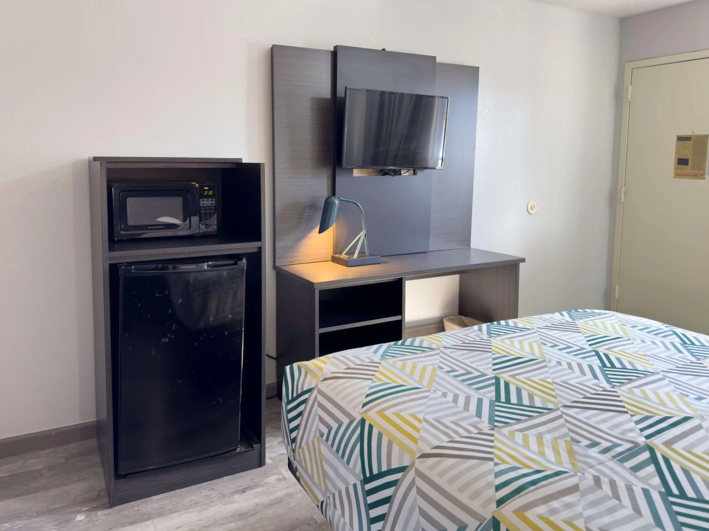 Bedroom, Bed in Motel 6-Dyersburg, TN