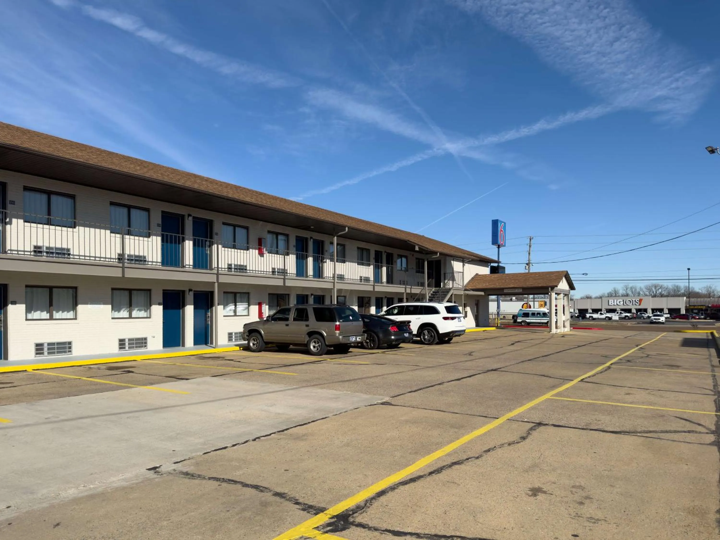 Property building in Motel 6-Dyersburg, TN