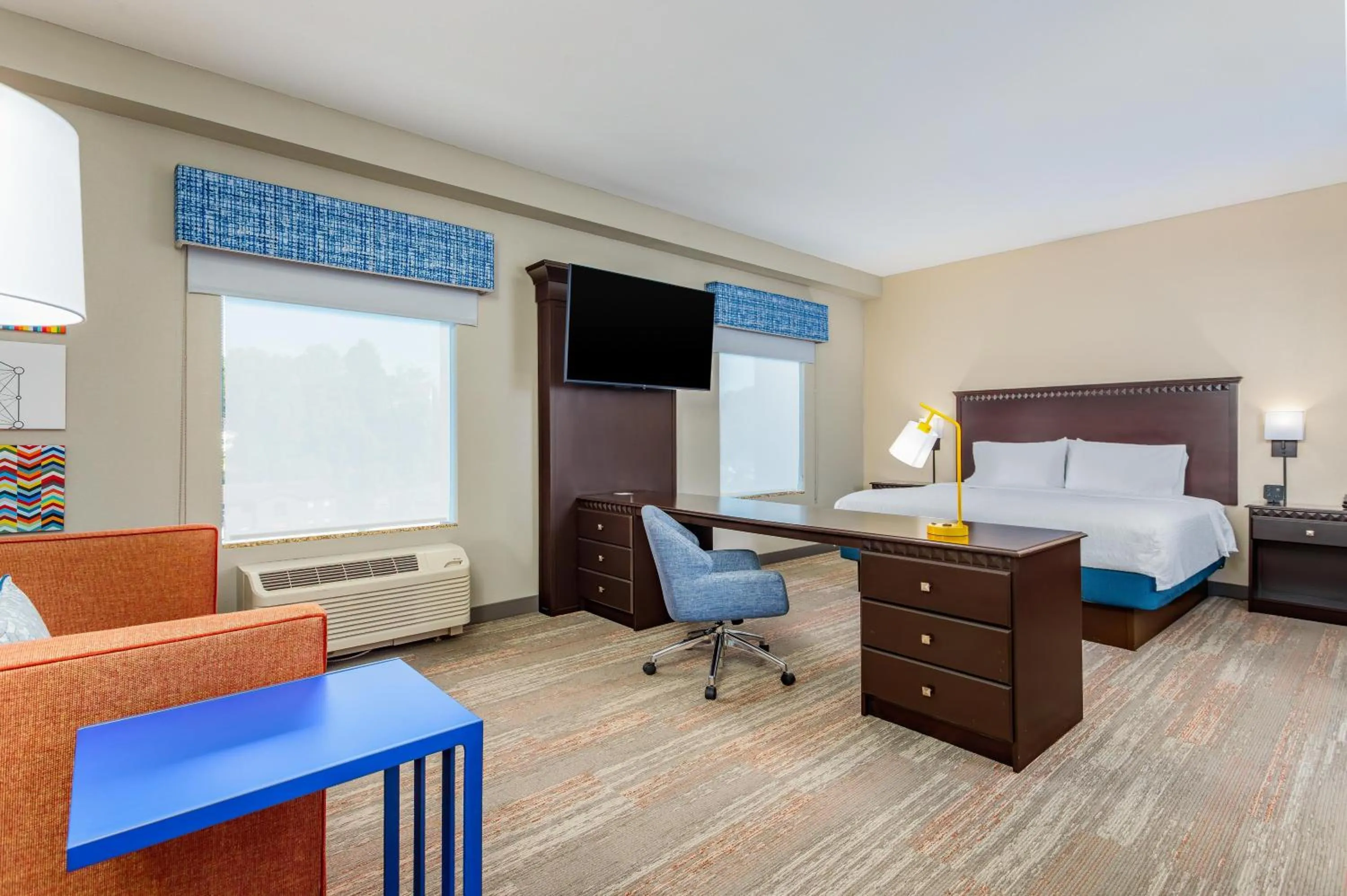 Bedroom, Bed in Hampton Inn and Suites Parkersburg Downtown